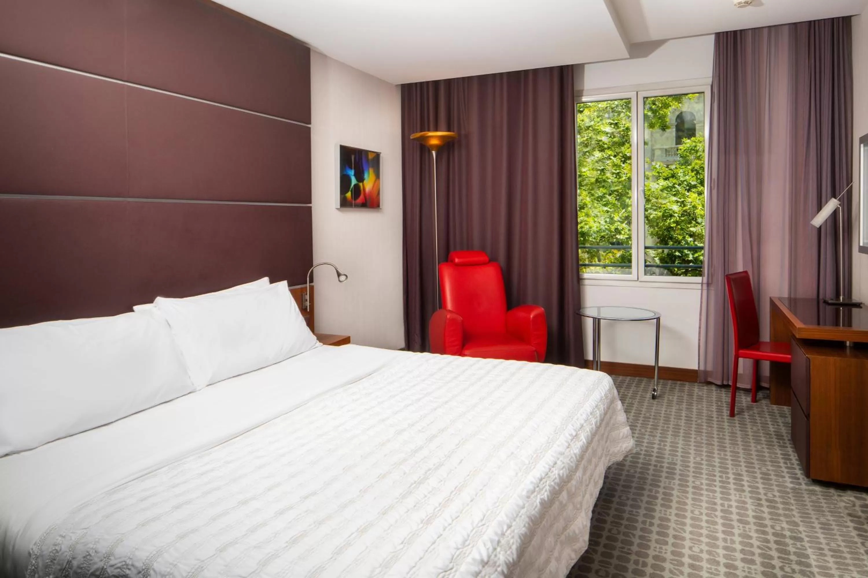 Photo of the whole room, Bed in Le Meridien Barcelona