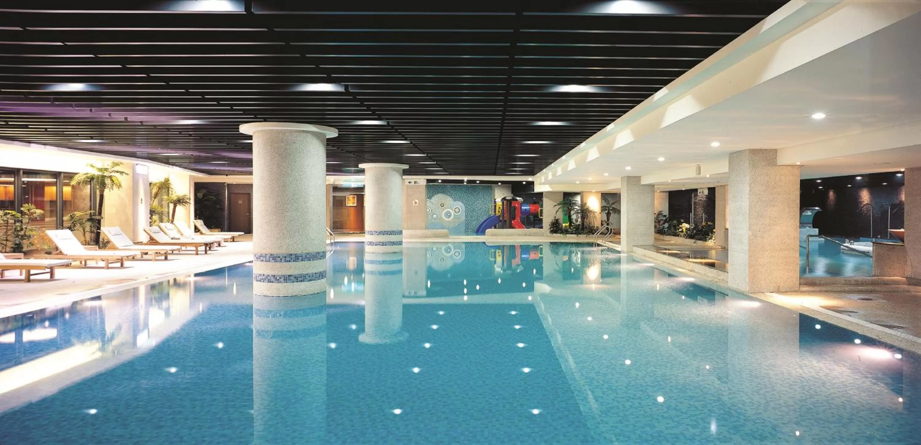 Swimming pool in Lakeshore Hotel Hsinchu