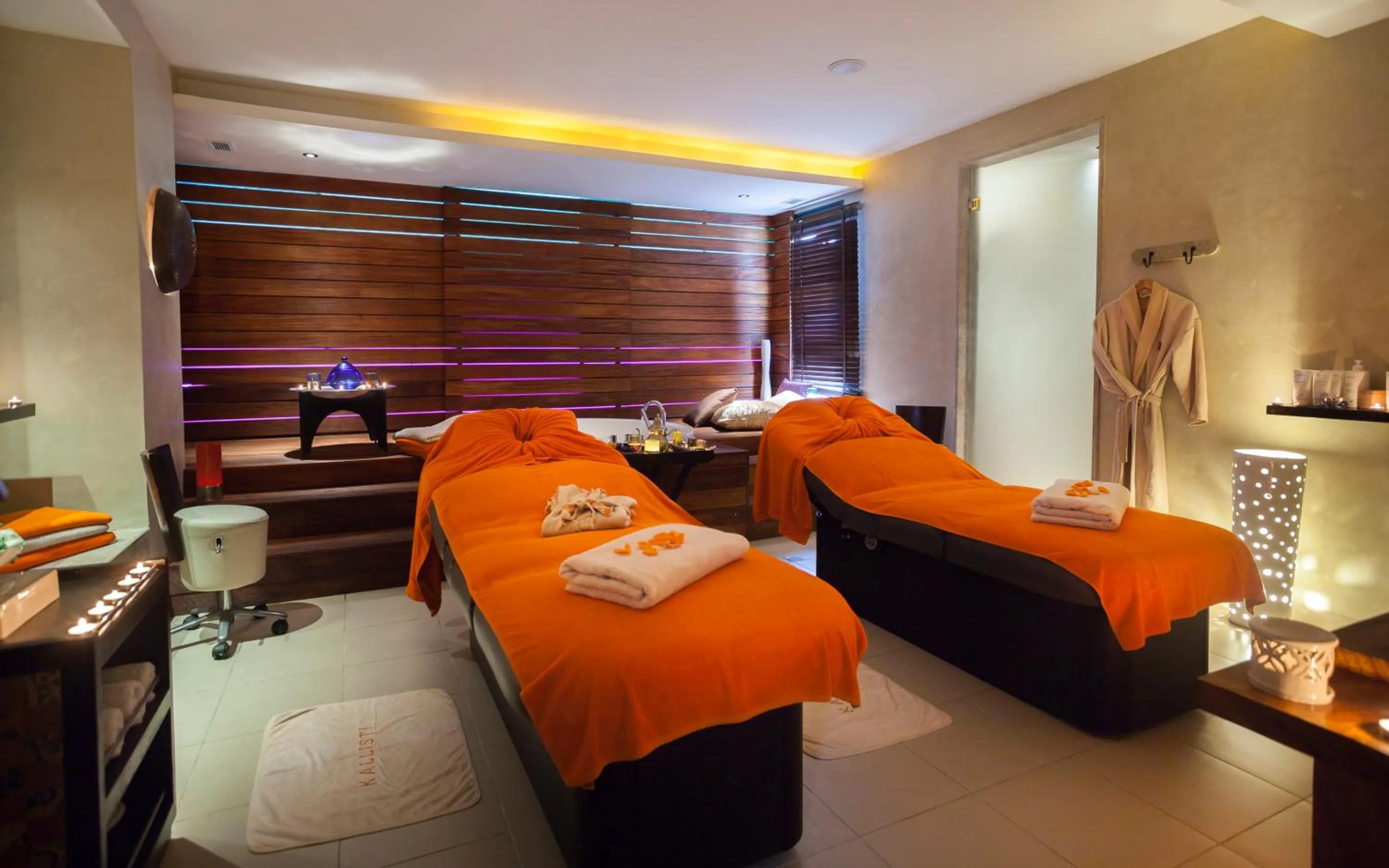 Communal lounge/ TV room, Bed in Mövenpick Hotel Gammarth Tunis