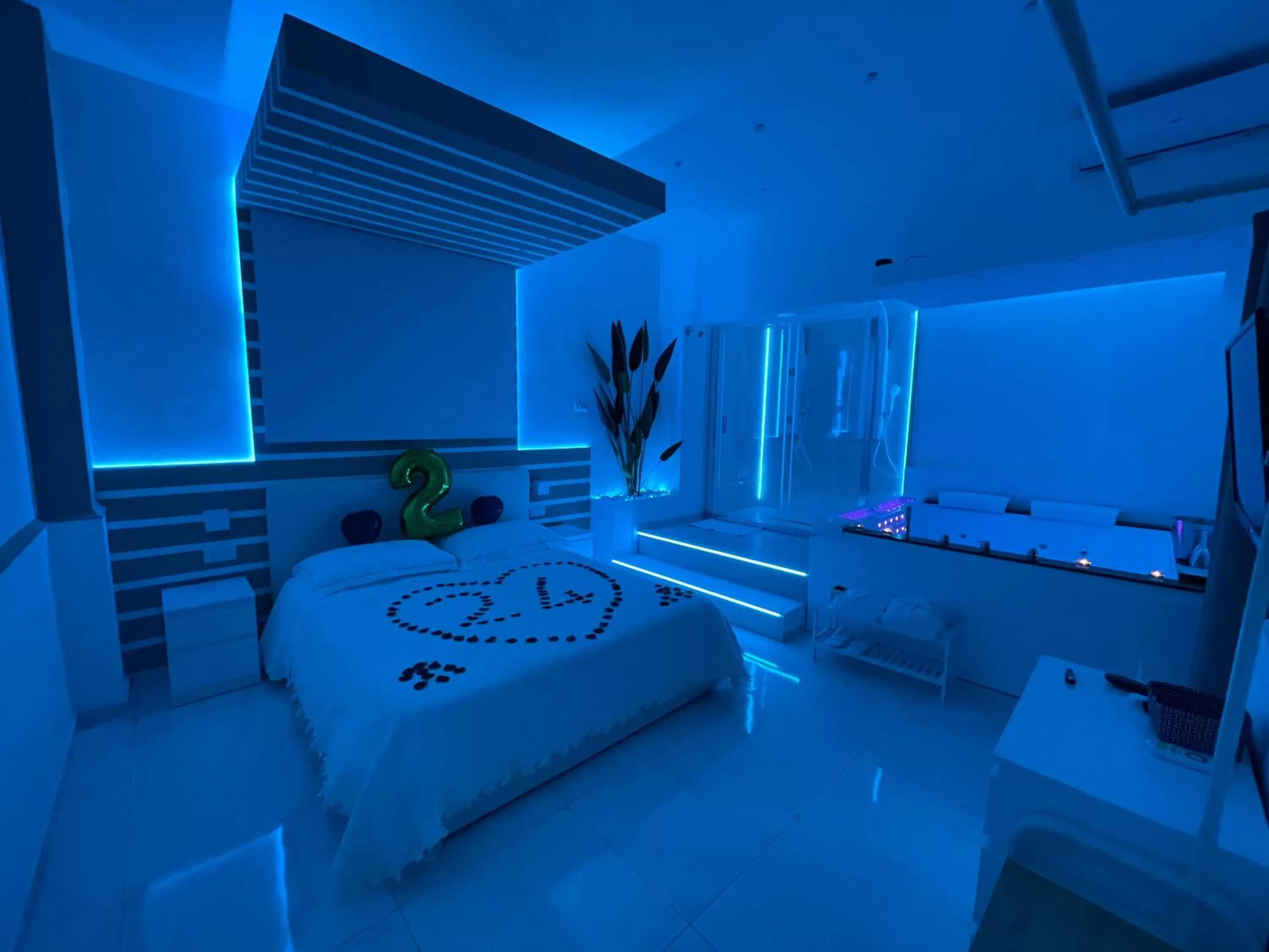 Hot Tub, Bed in Suite Ciclopi Acitrezza