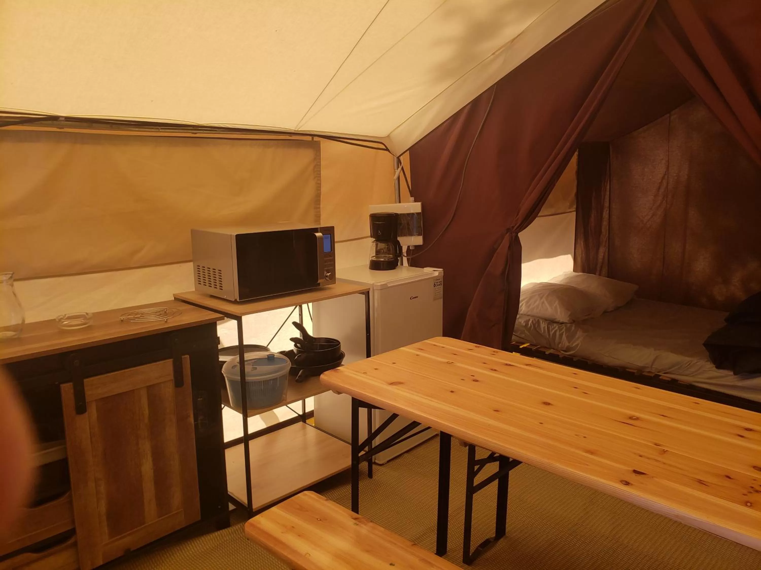 Kitchen or kitchenette, Bed in Le Moulin D'onclaire Camping et chambres d'hôtes