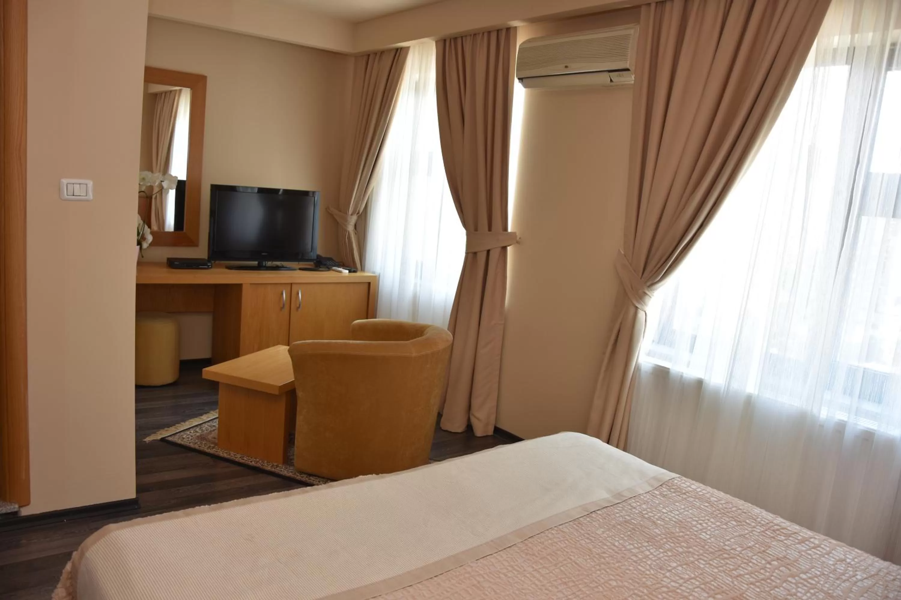 TV and multimedia, Bed in Hotel Lirak