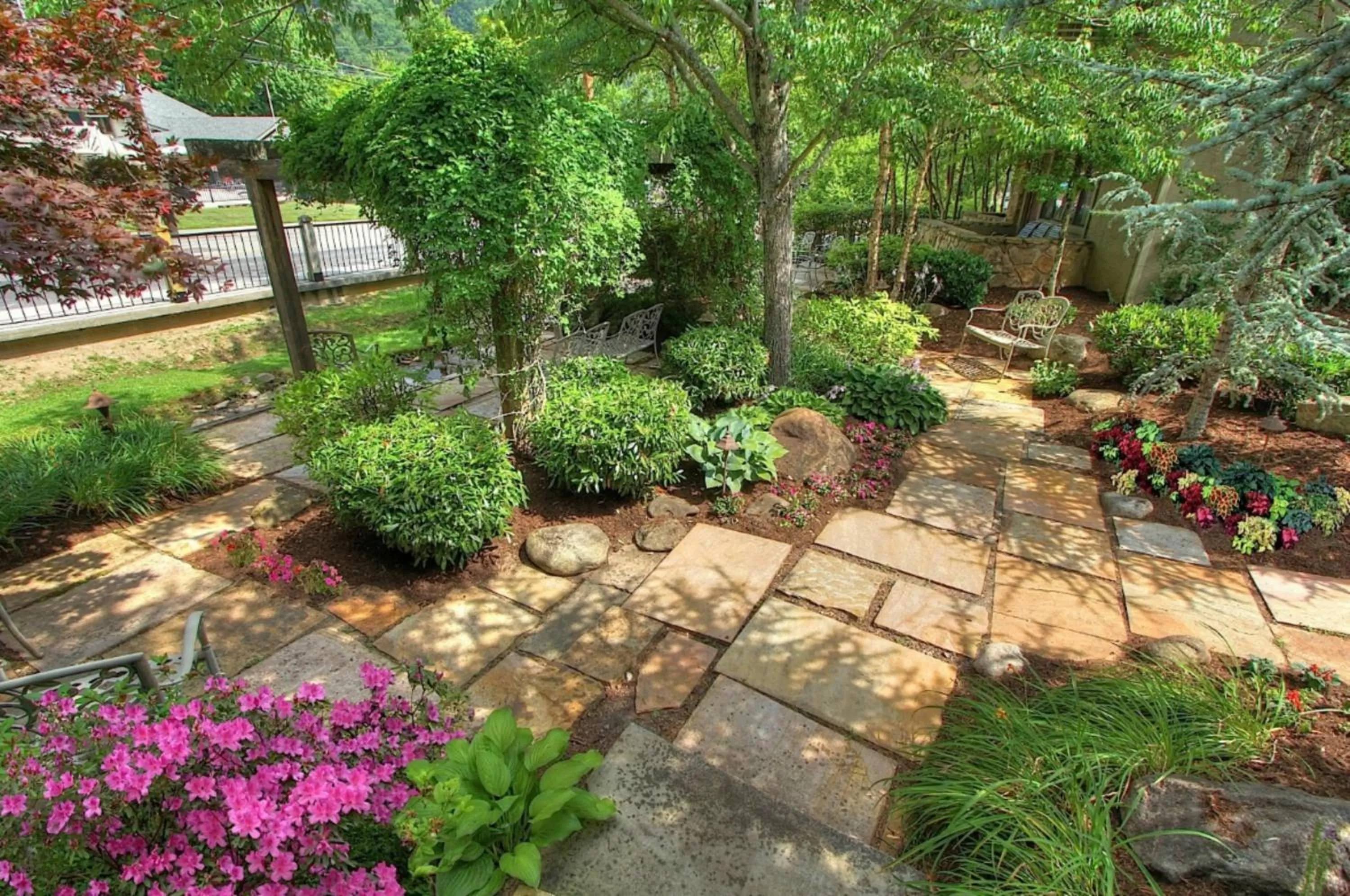 Garden view in Howard Johnson by Wyndham Downtown Gatlinburg