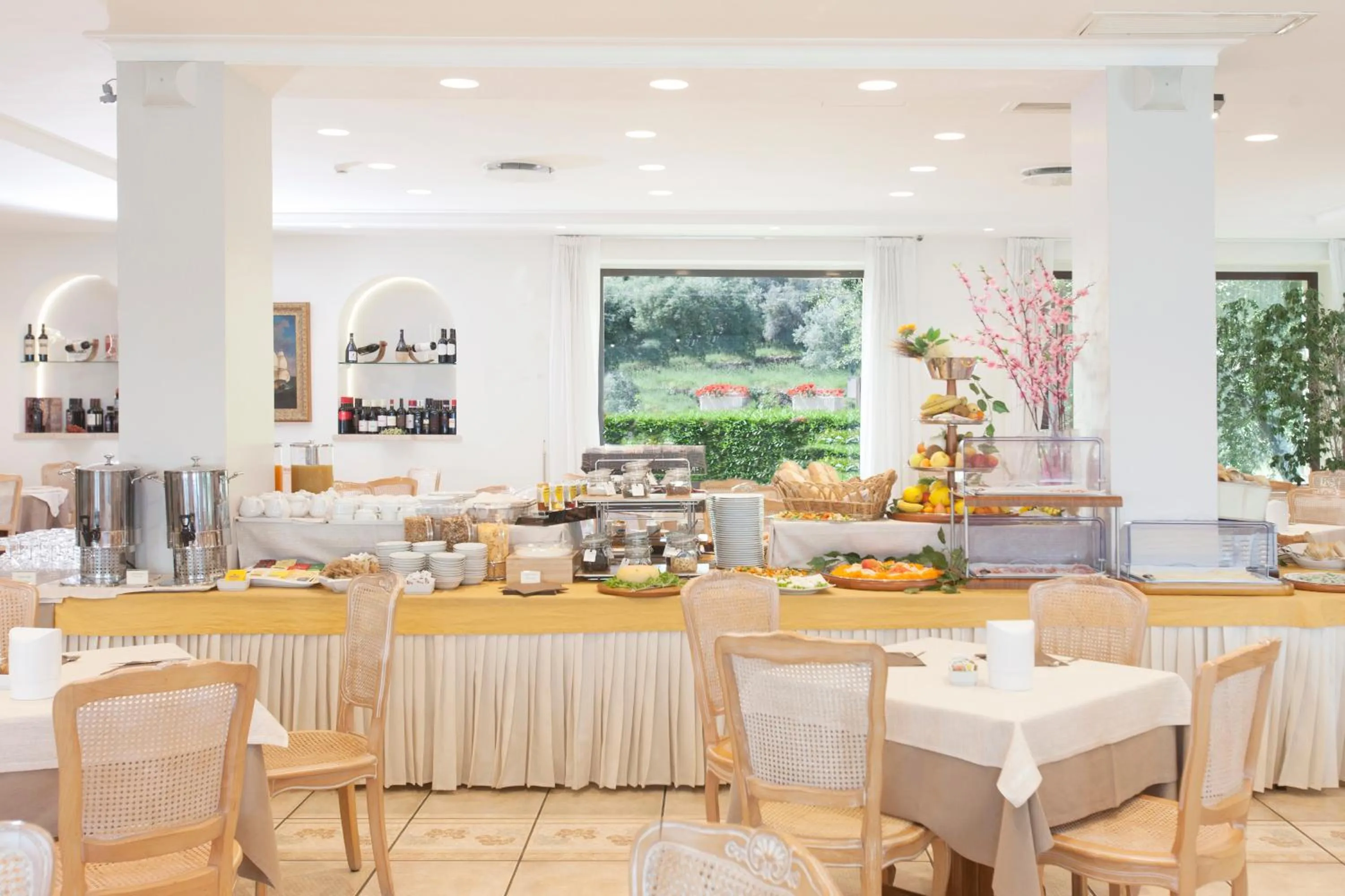 Buffet breakfast in Baia D'Argento