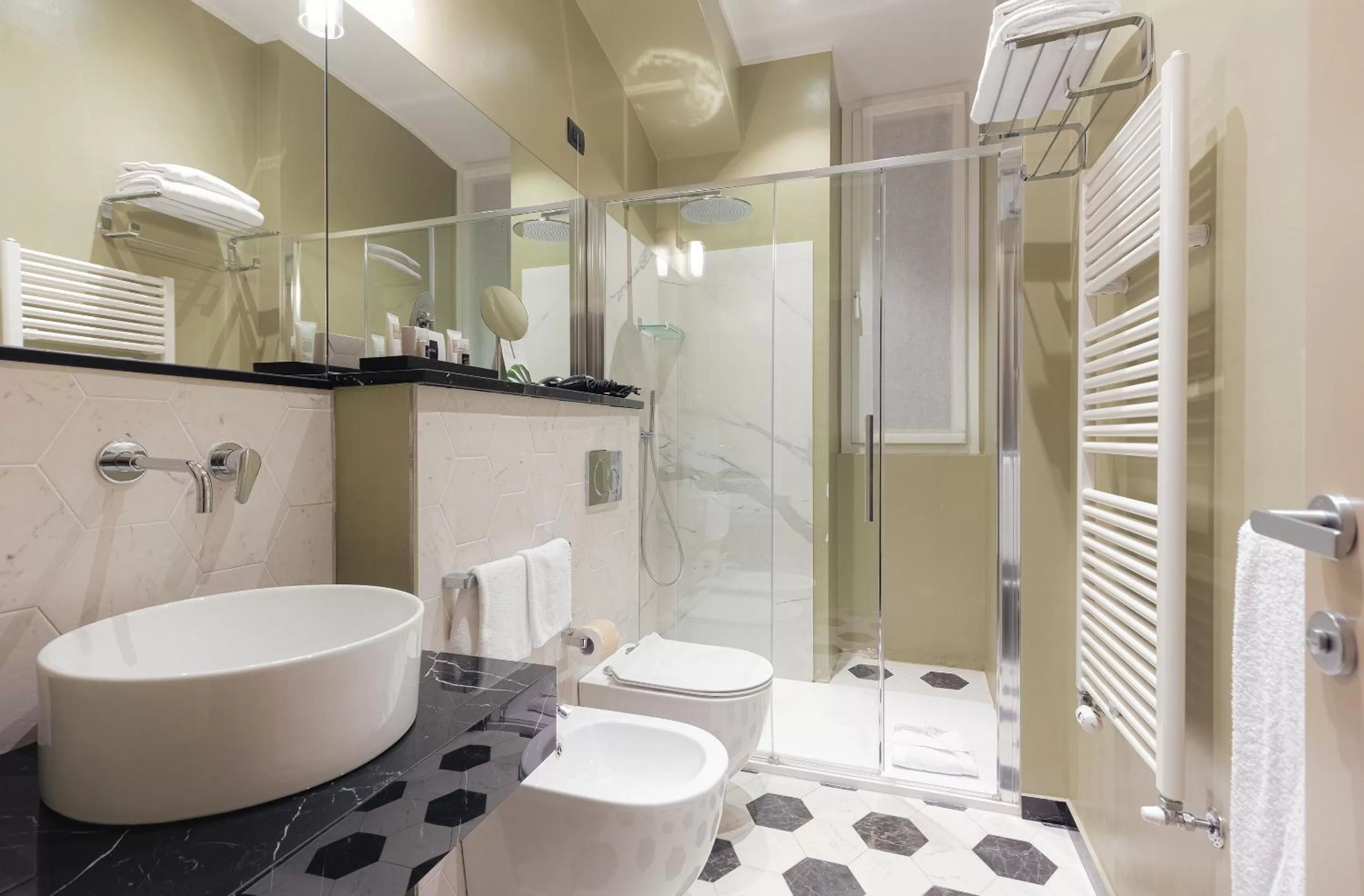 Shower in Hotel Astoria