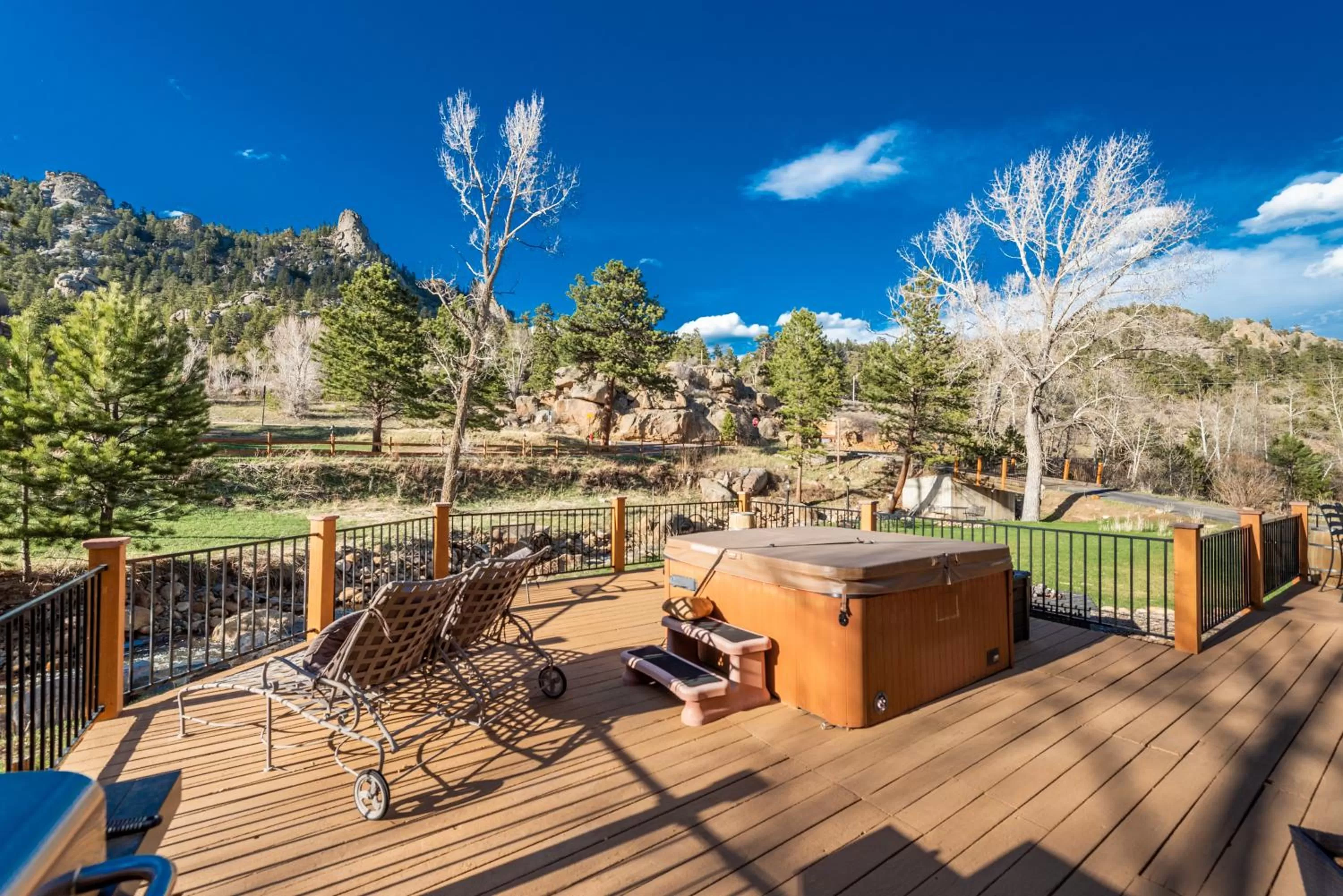 BBQ facilities in 4 Seasons Inn on Fall River