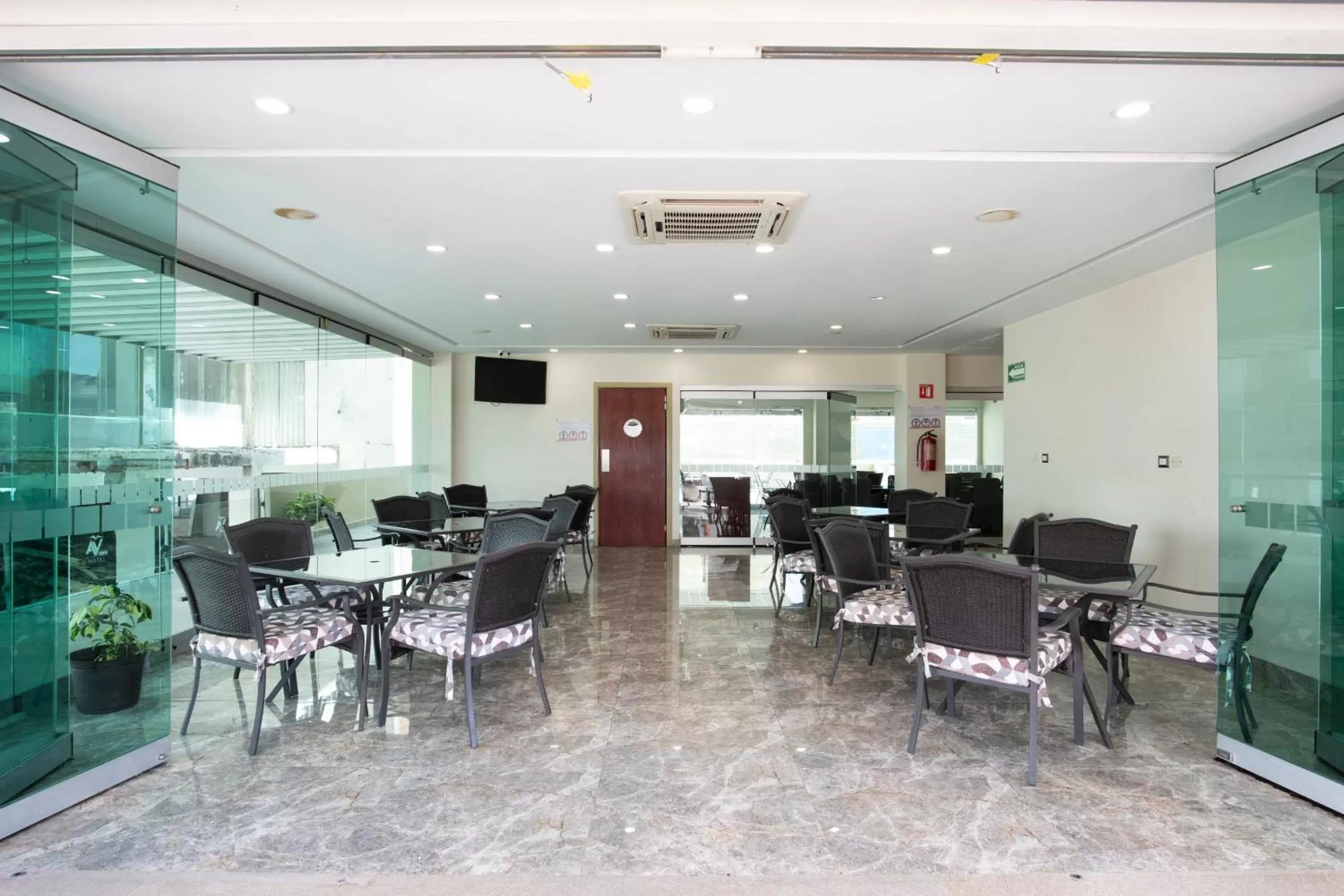 Restaurant/places to eat in Hotel Ave Inn