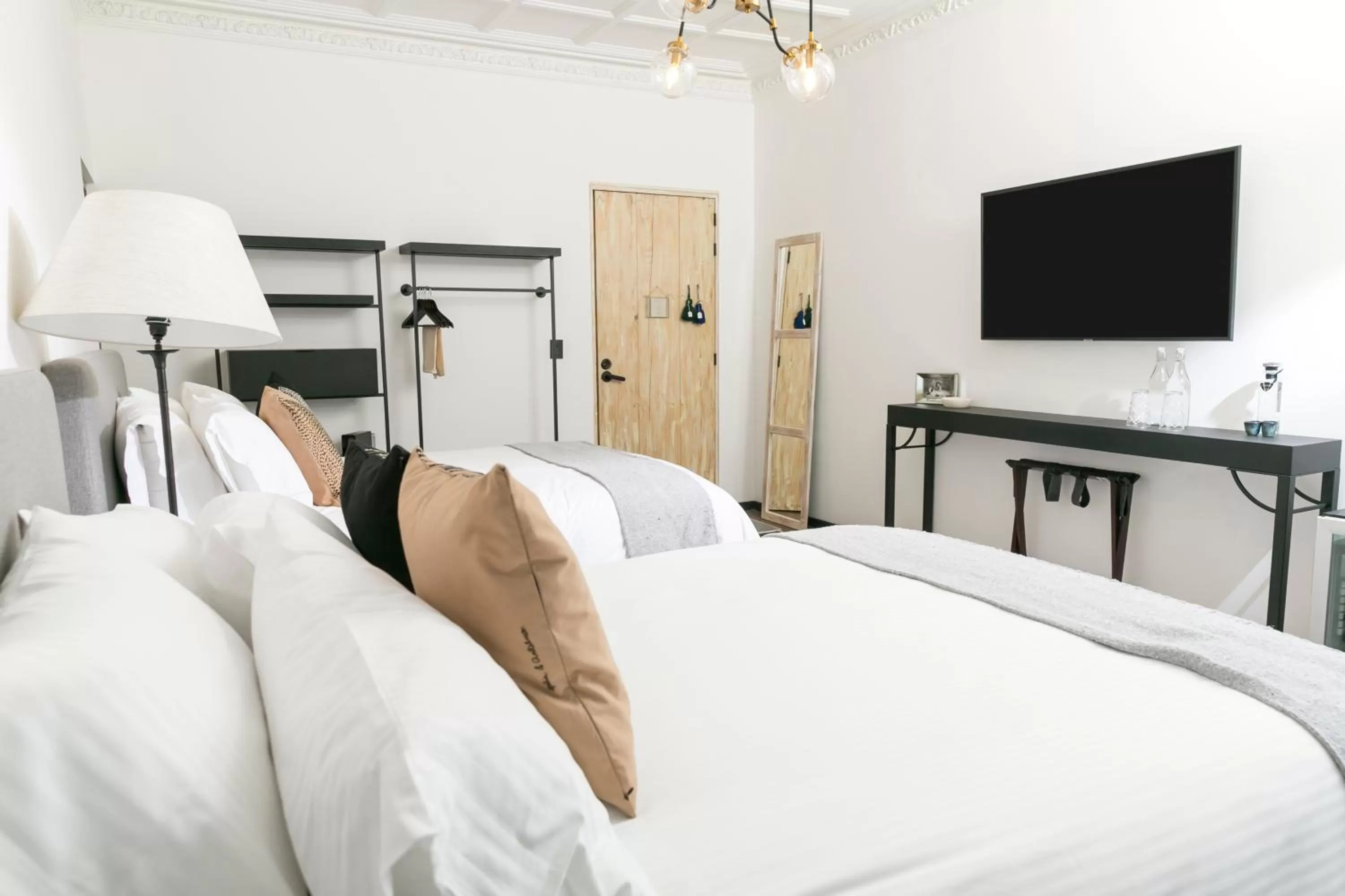 Photo of the whole room, Bed in Orchid House Mexico City