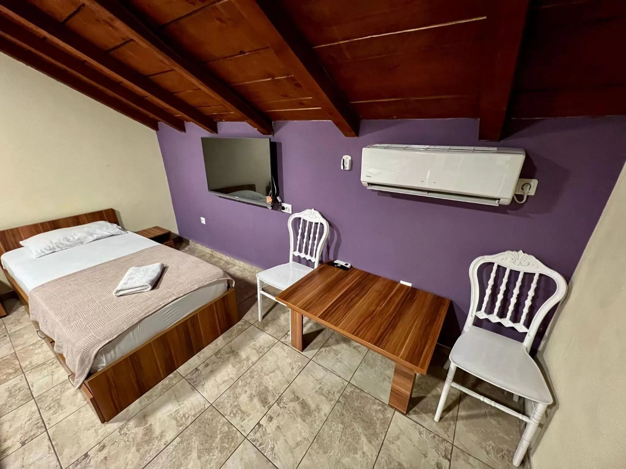 Bed, TV/Entertainment Center in Motel Atika