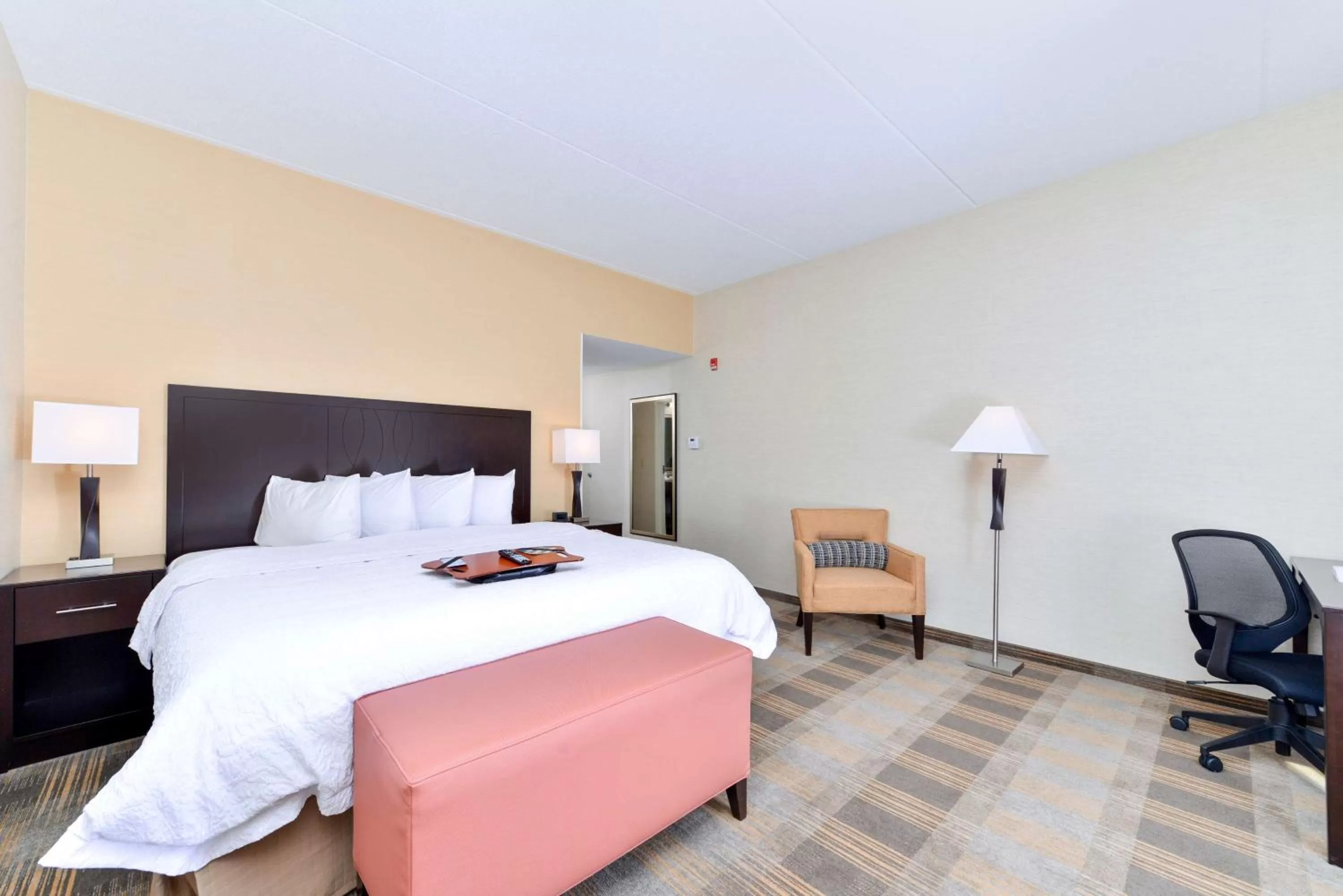 Bed in Hampton Inn & Suites California University-Pittsburgh