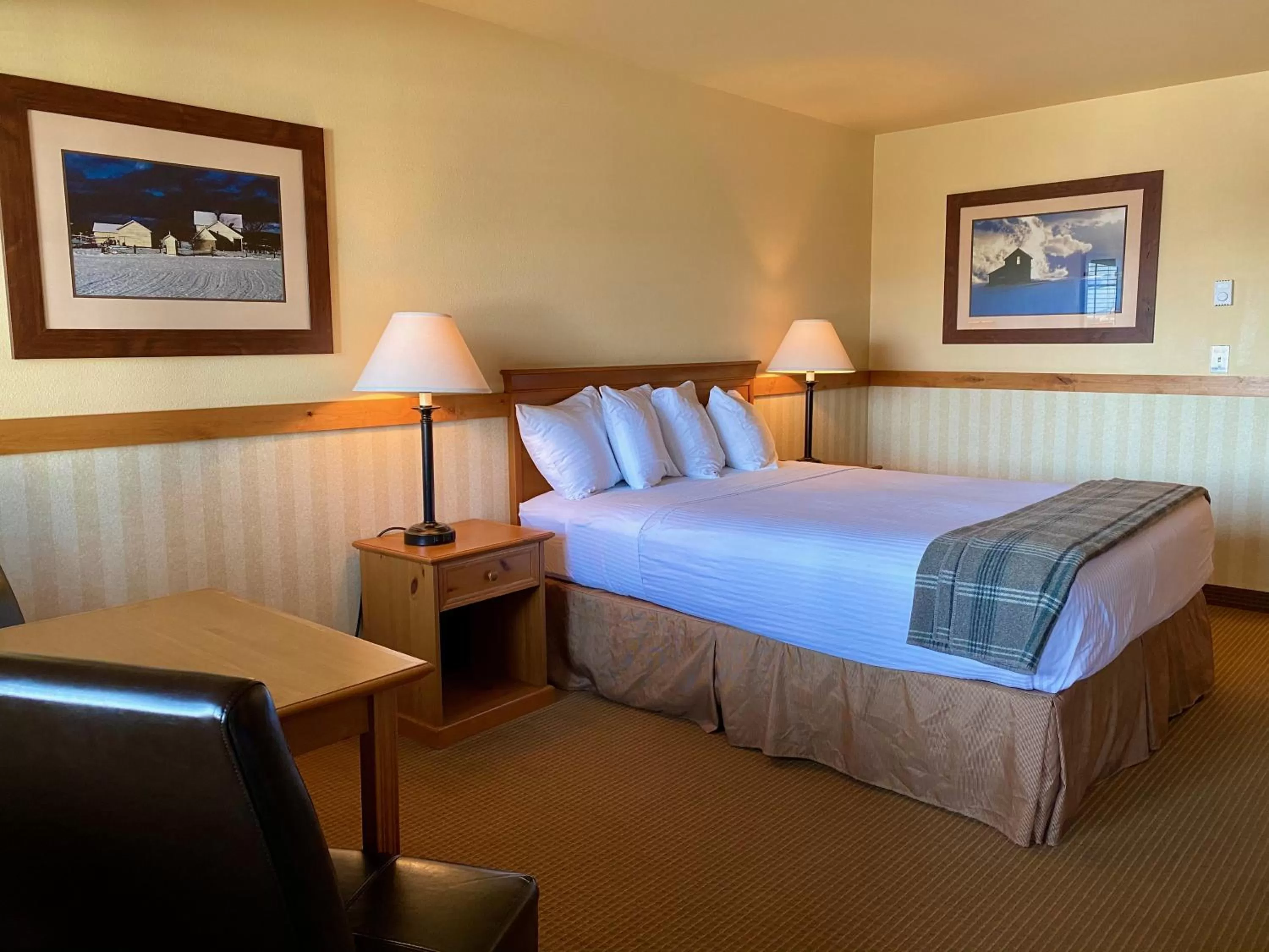 Bed in Cousin's Country Inn