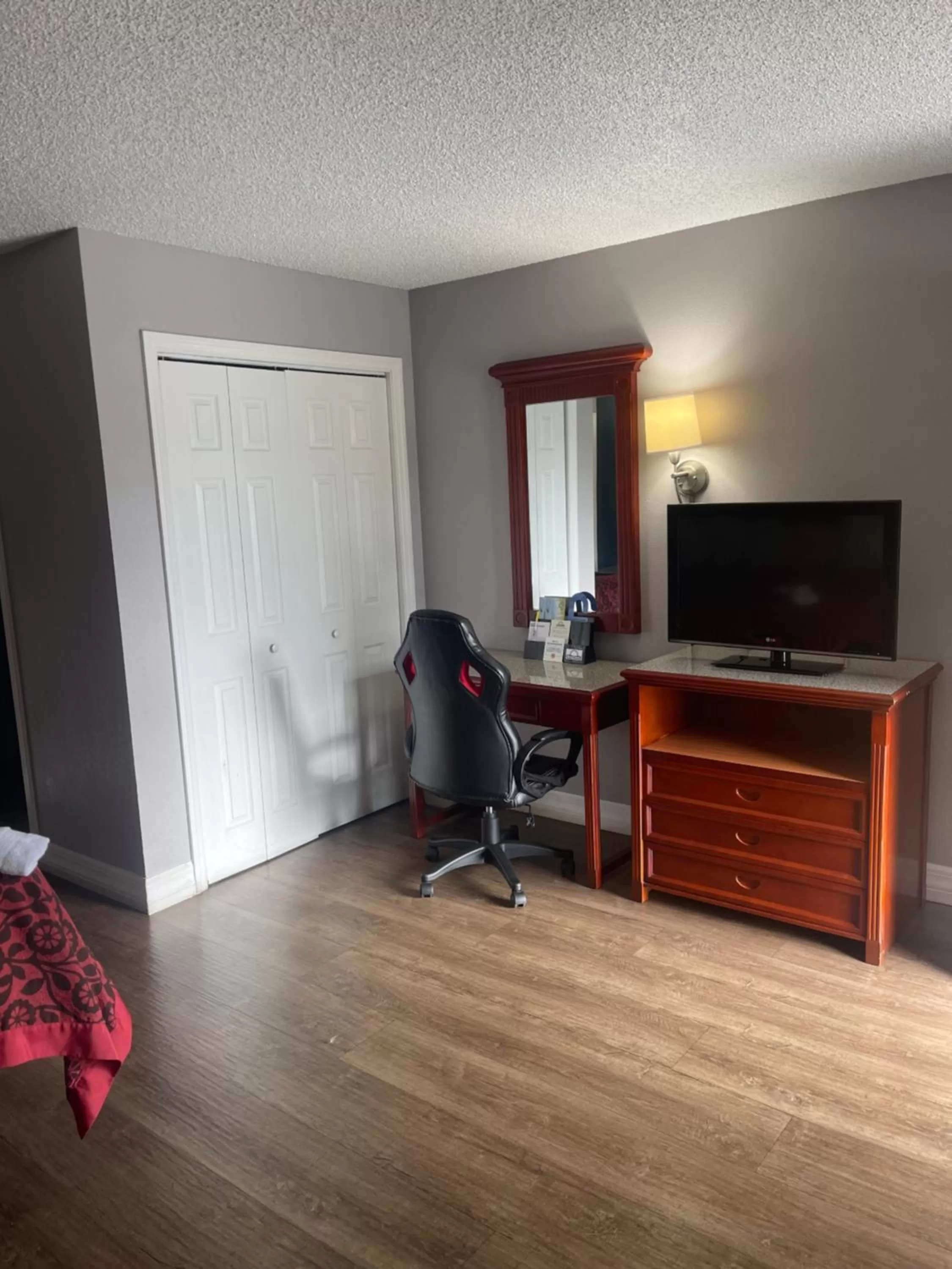 TV and multimedia in Blue Spring Inn Orange City