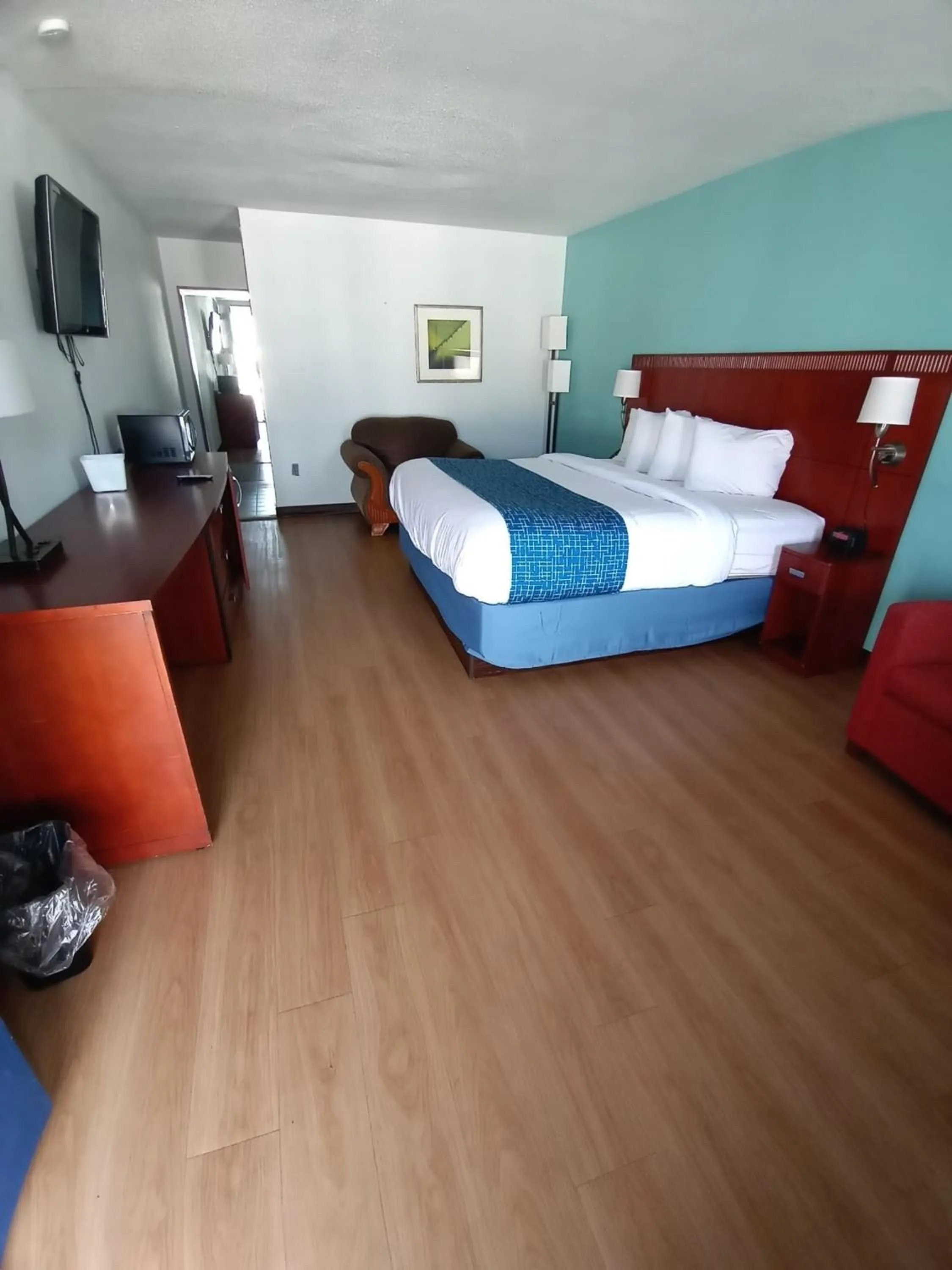 Photo of the whole room in Travelodge by Wyndham Petersburg