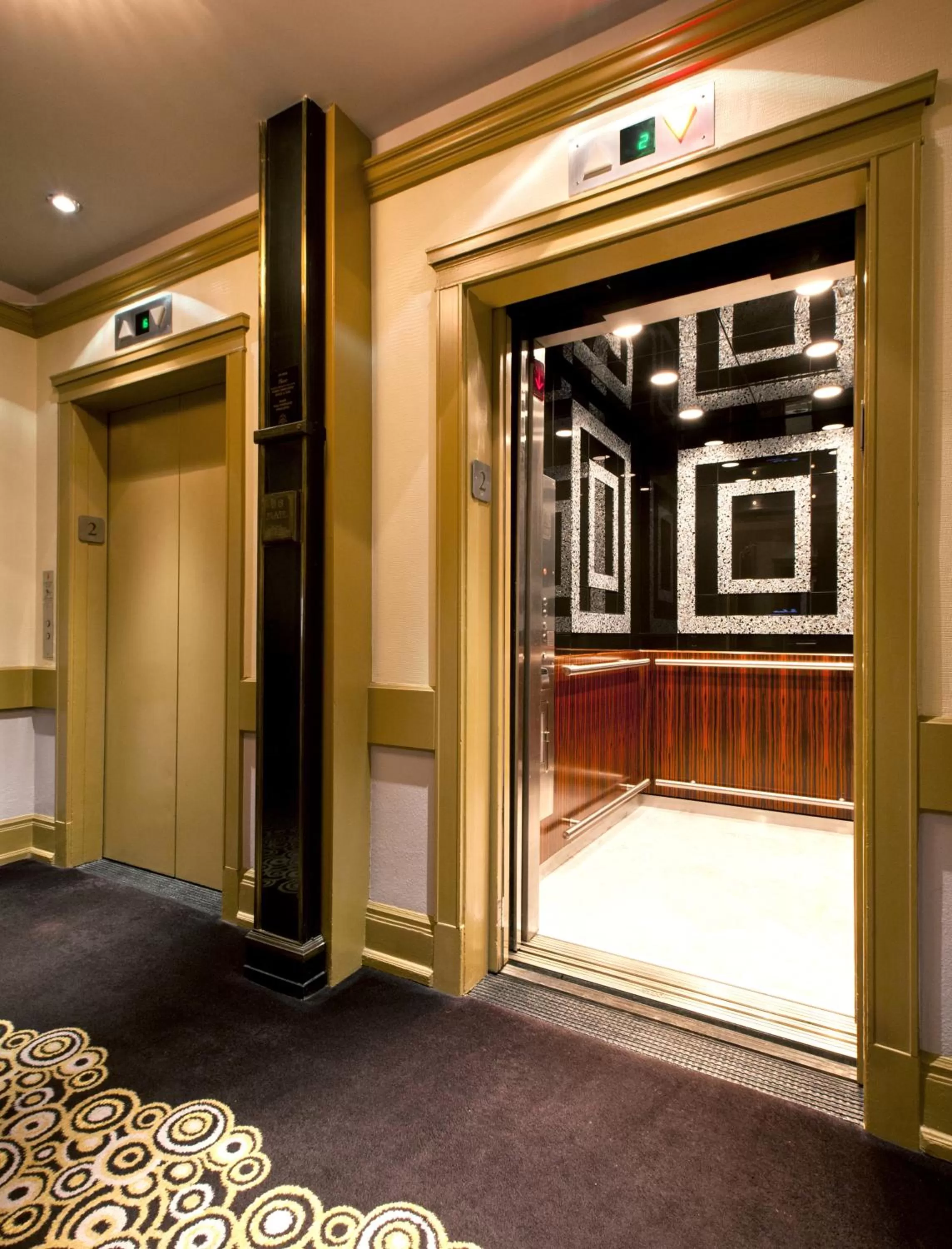 Other, Bed in Hotel DeLuxe