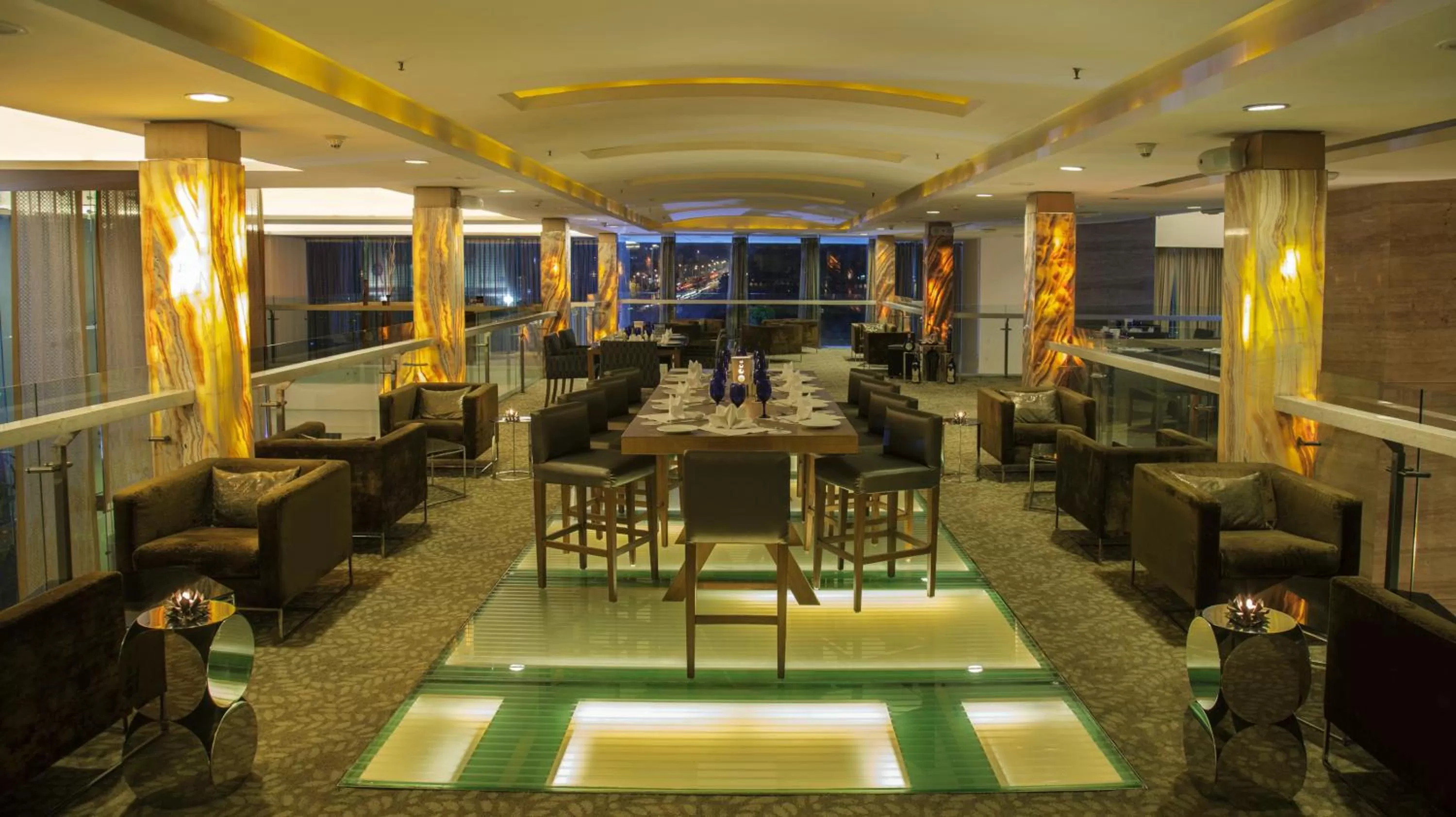 Lounge or bar in Radisson Blu Hotel Pune Kharadi