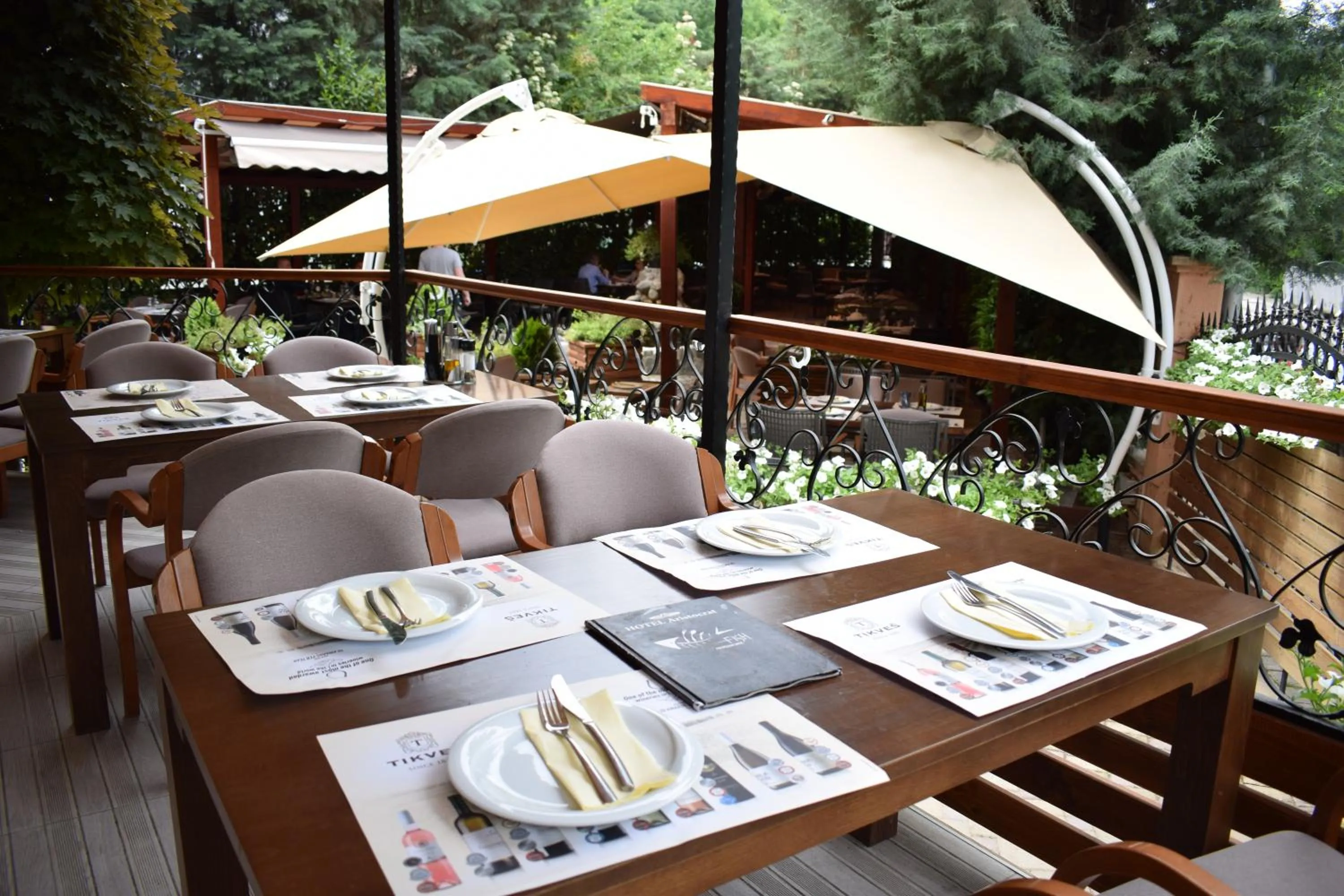 Restaurant/places to eat in Hotel Aristocrat & Fish Restaurant