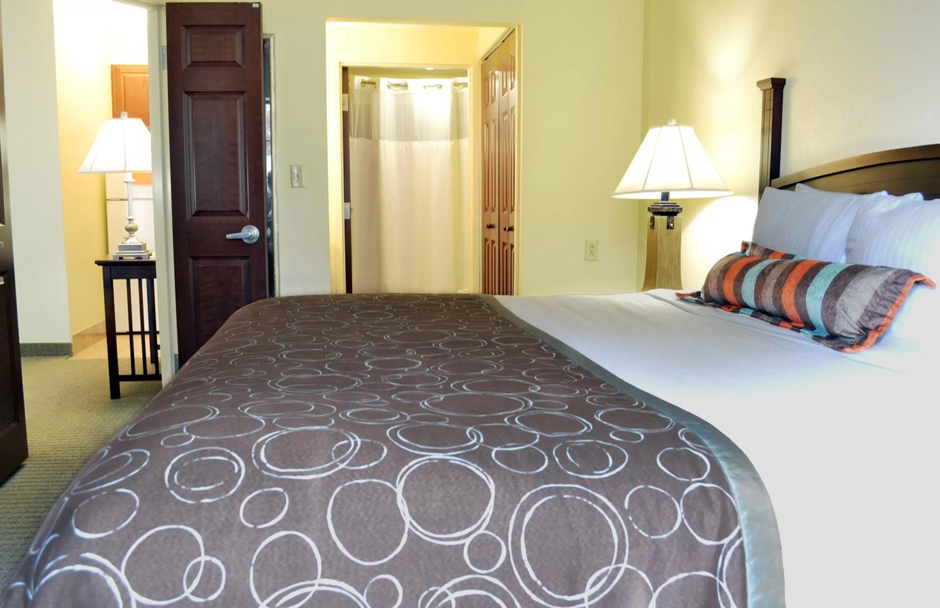 Photo of the whole room, Bed in Staybridge Suites Hot Springs by IHG