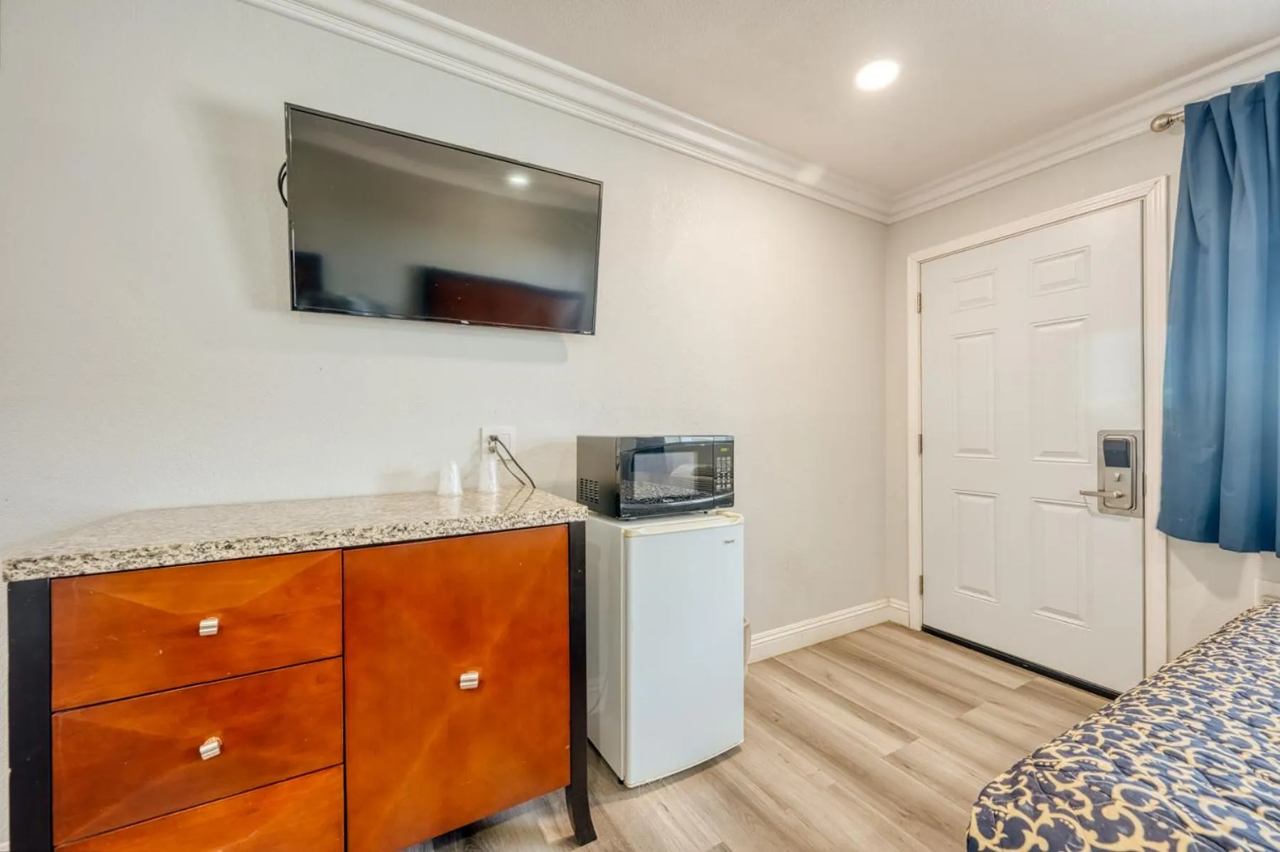 Bed in ERTH INN by AGA- Mojave