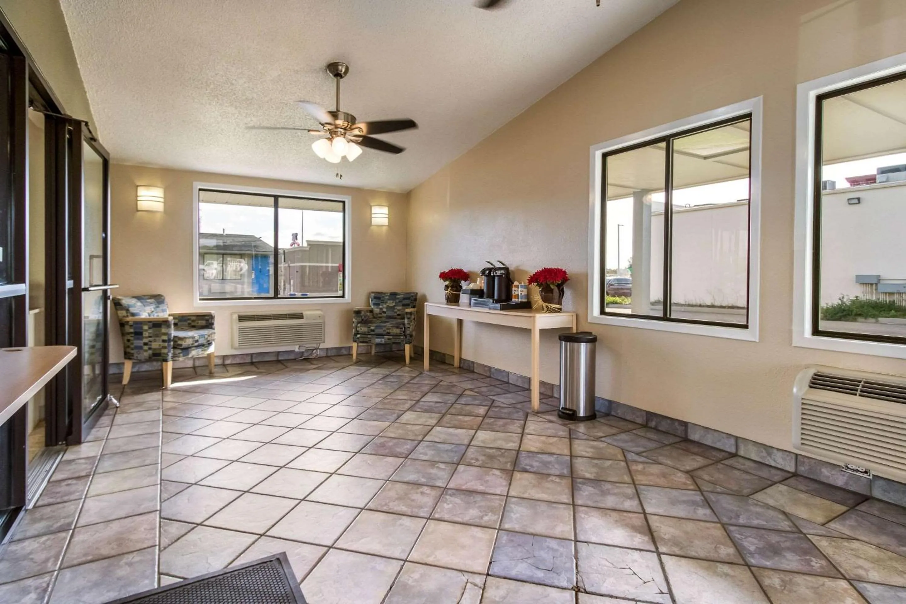 Lobby or reception in Rodeway Inn Near Hall of Fame