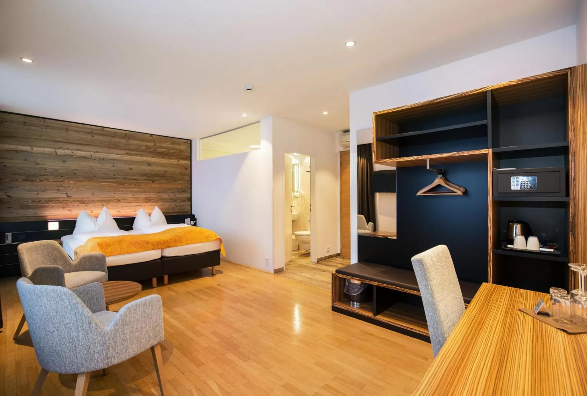 Photo of the whole room, Bed in Leipziger Hof Innsbruck