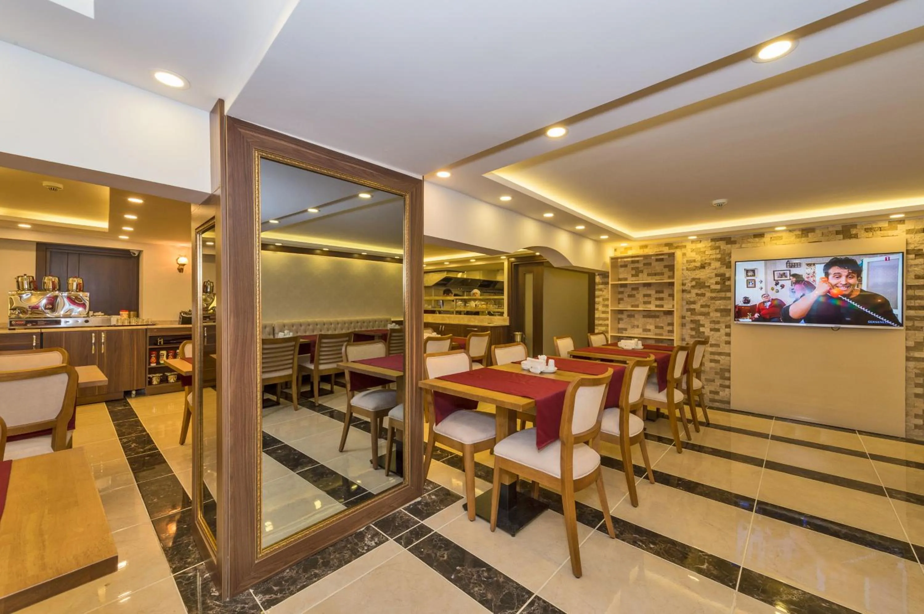 Restaurant/places to eat in Marmara Place Old City Hotel