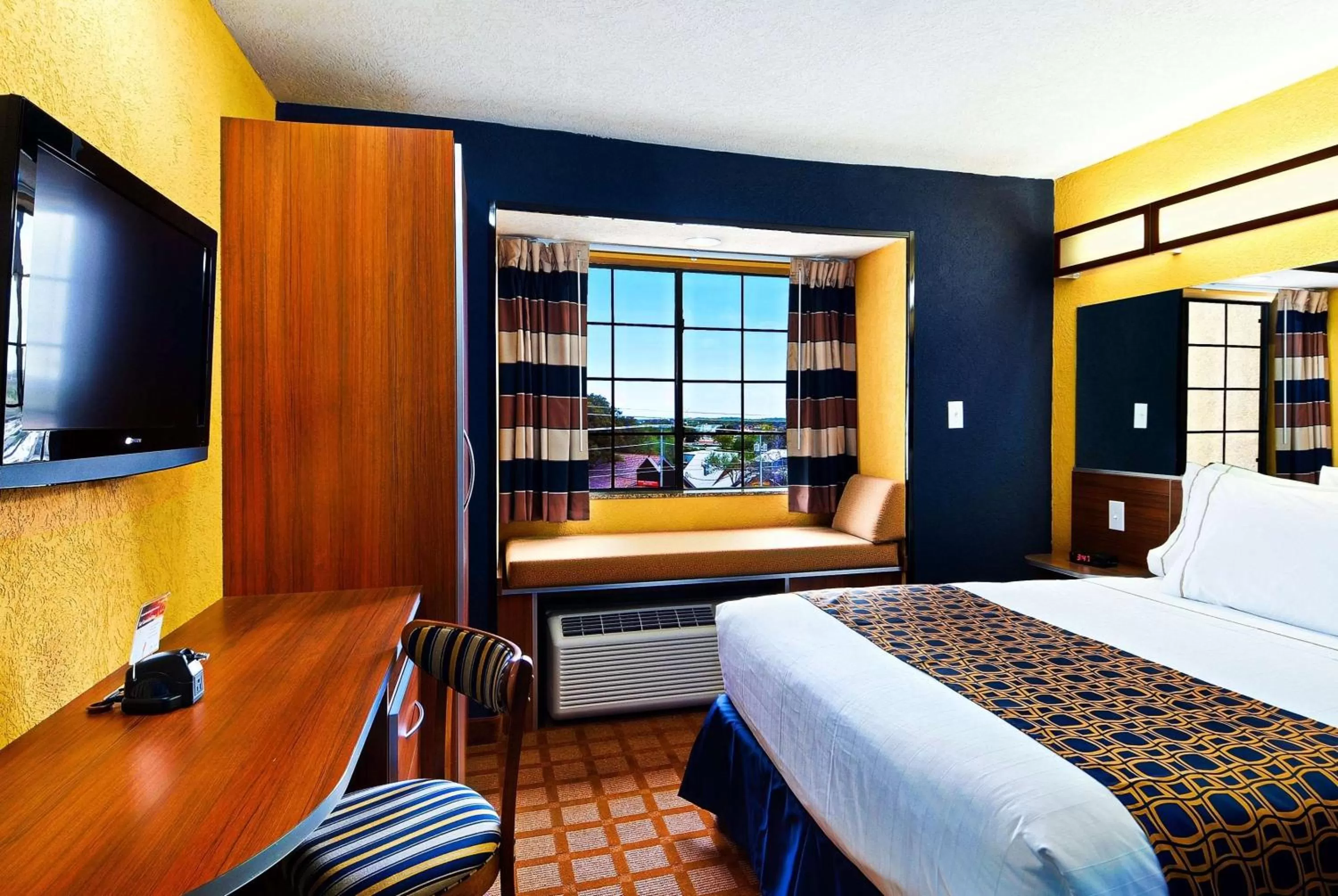 Photo of the whole room, Bed in Microtel Inn & Suites by Wyndham New Braunfels I-35