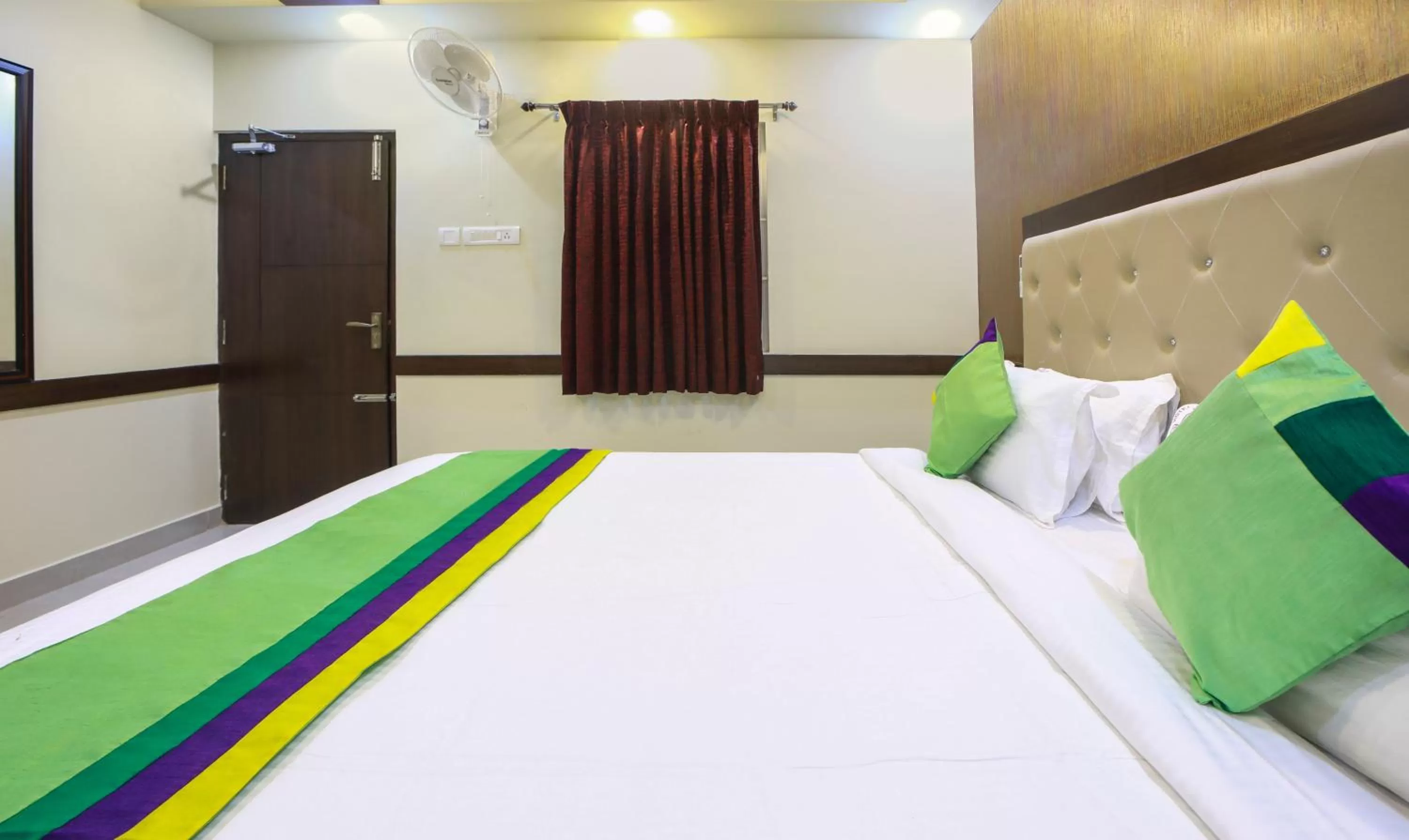 Bedroom, Bed in Treebo Naaz Royal