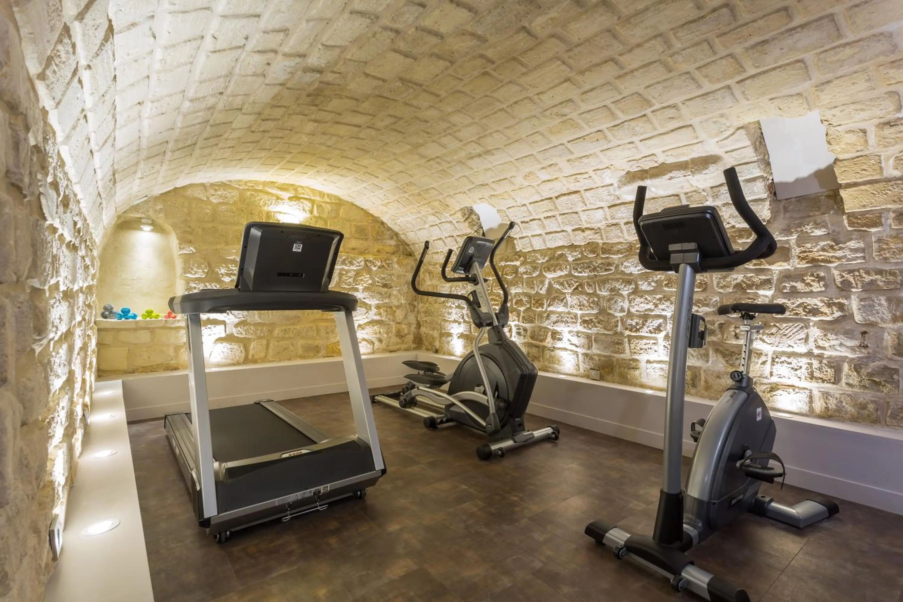 Fitness centre/facilities in Logis hôtel Jardin de Villiers
