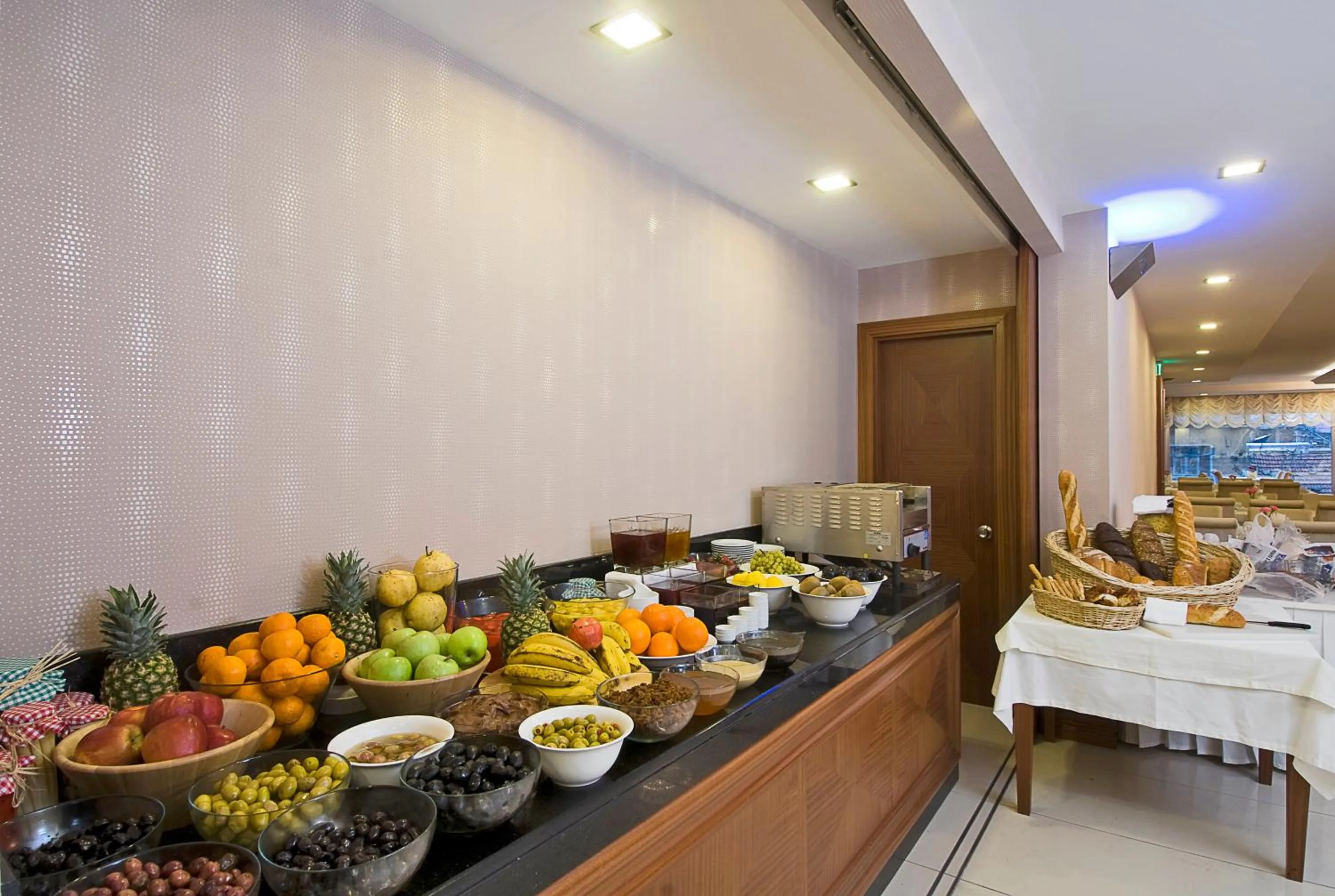 Restaurant/places to eat in Tugcu Hotel Select