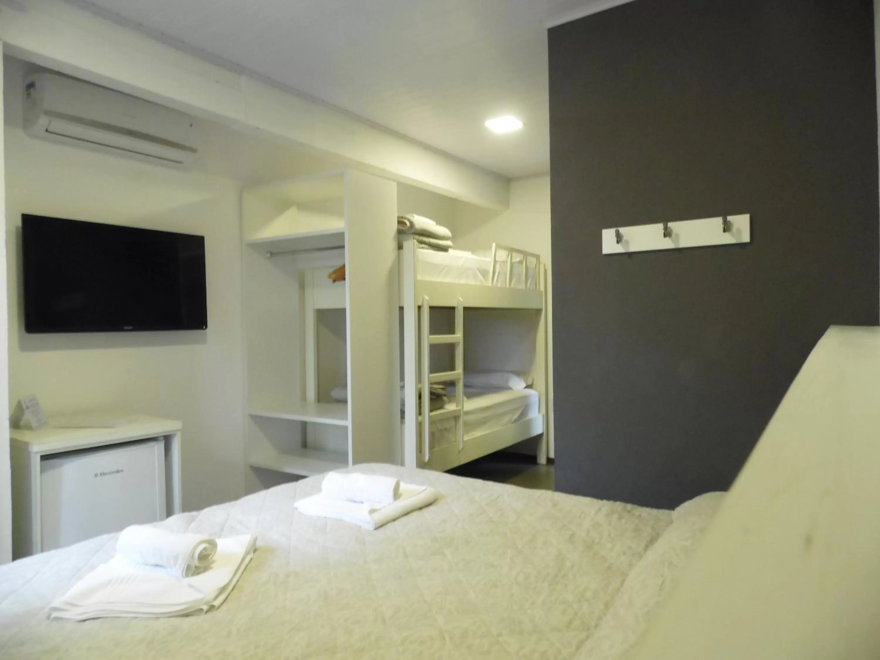 Bed, TV/Entertainment Center in Pousada Canto da Vigia