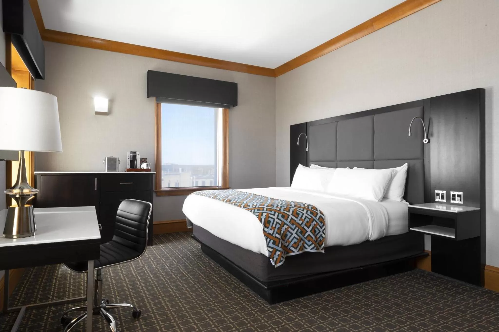 Photo of the whole room, Bed in voco The Tiger Hotel, Columbia, MO by IHG