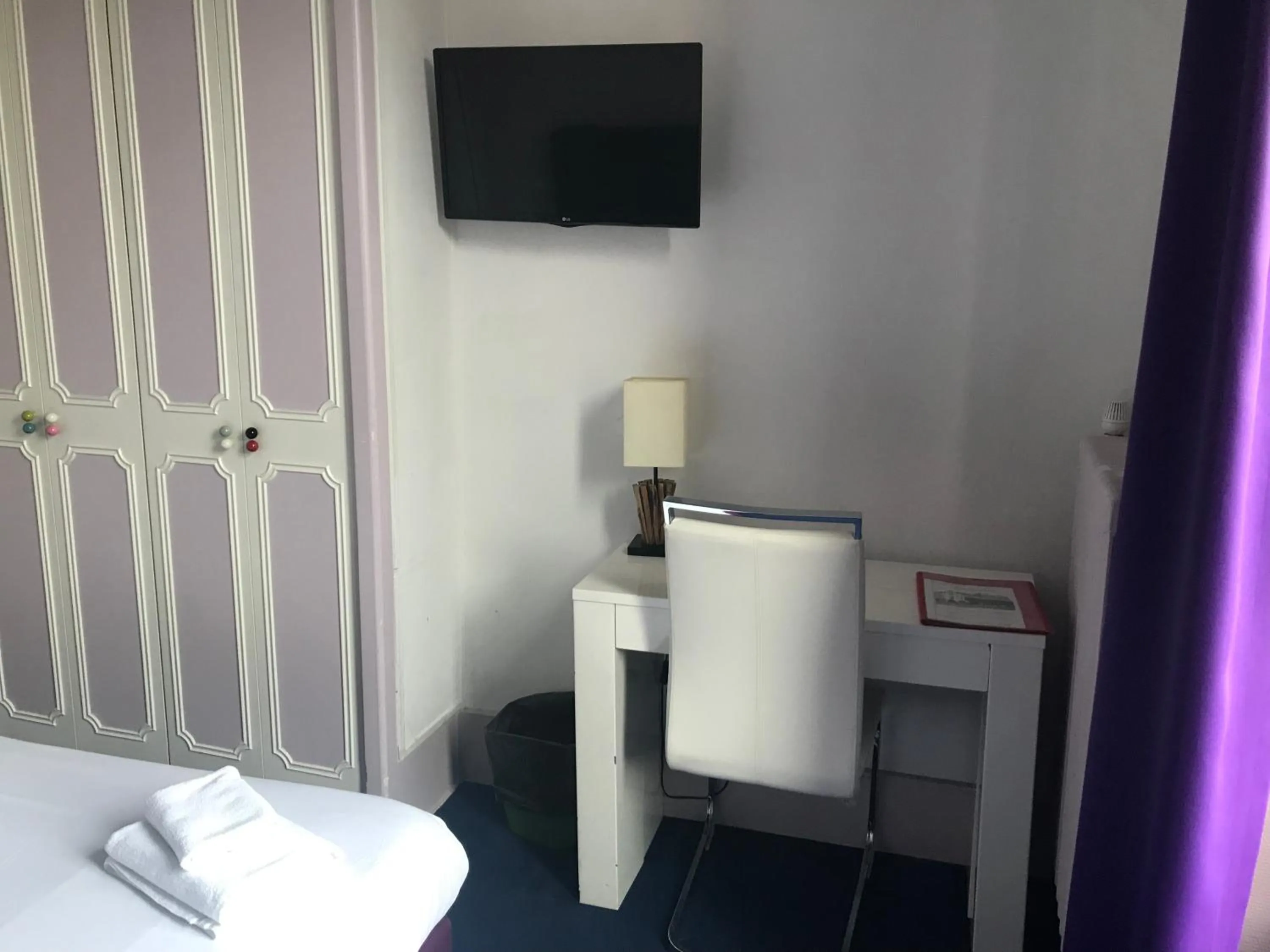 Bed in Hotel Couleurs Sud Centre-ville Gare Charleville-Mézières