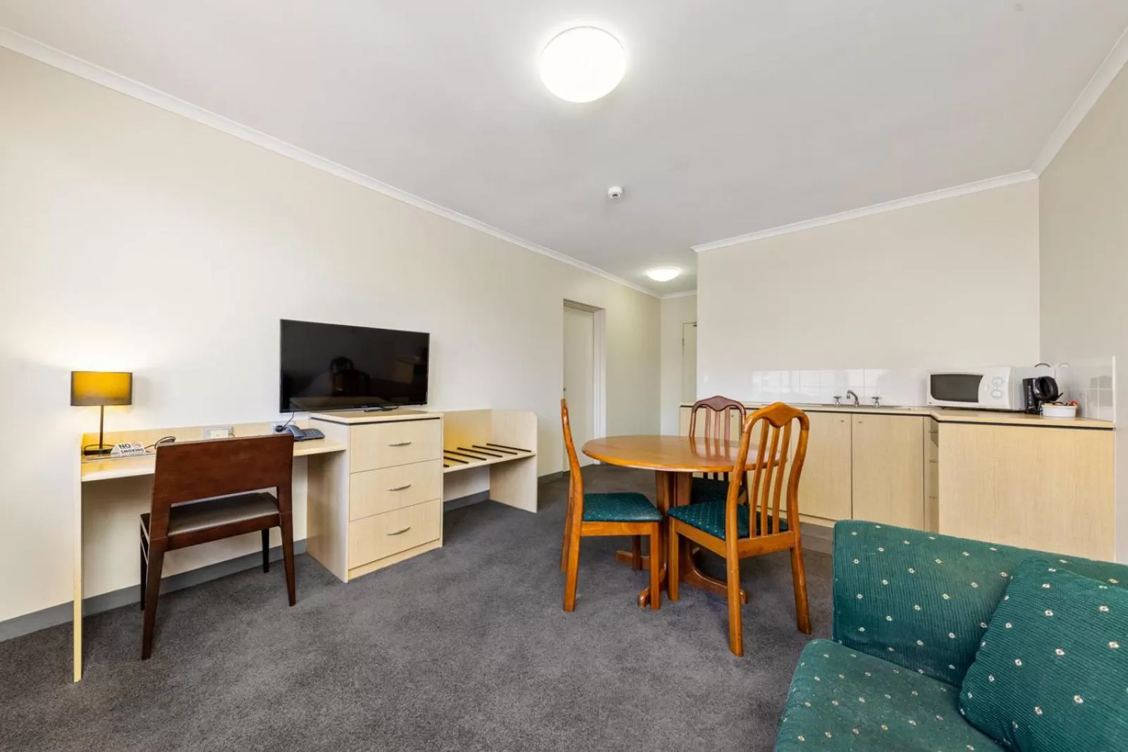 Living room in Frontier Hotel Darwin