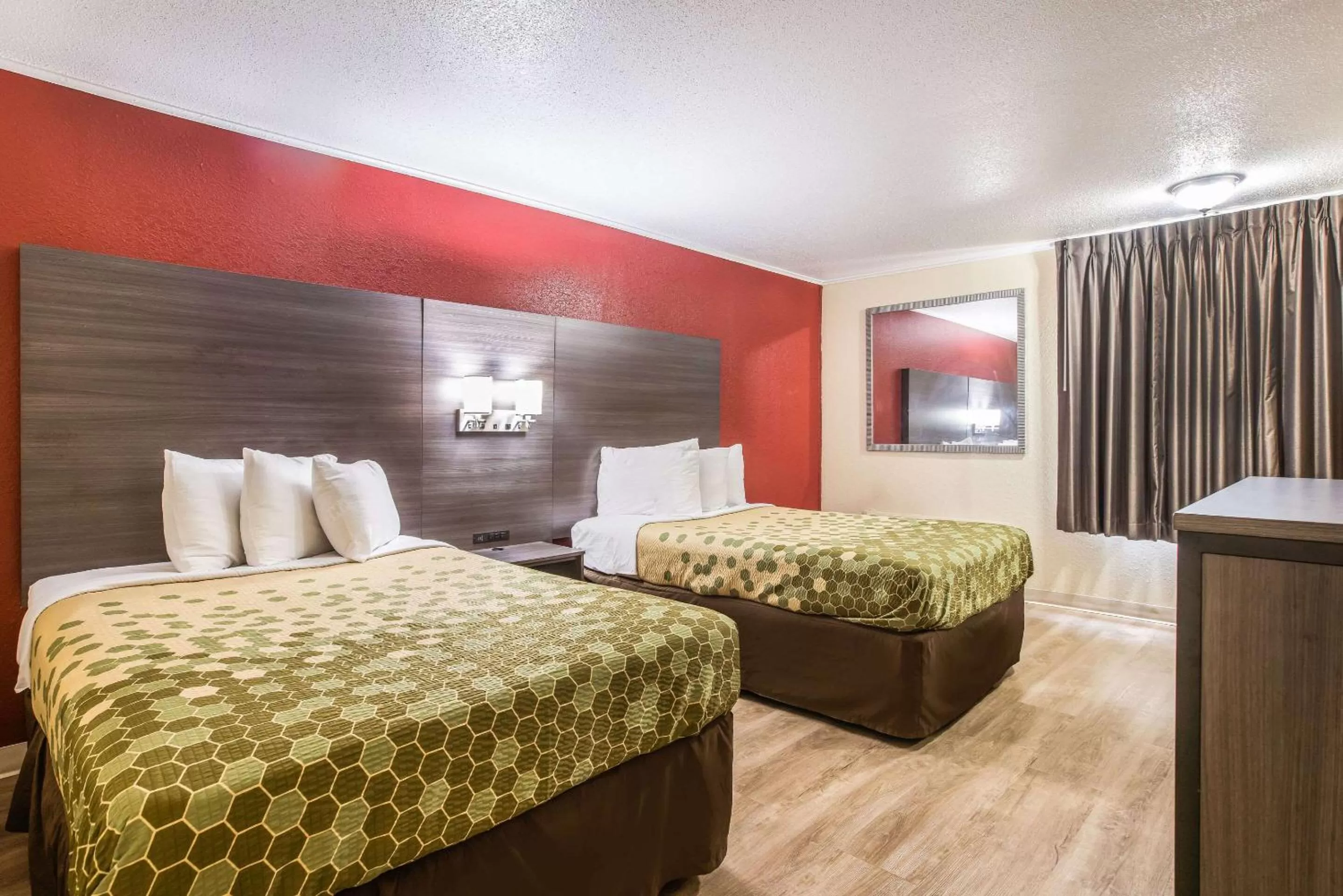 Photo of the whole room, Bed in Econo Lodge Garden City - Savannah