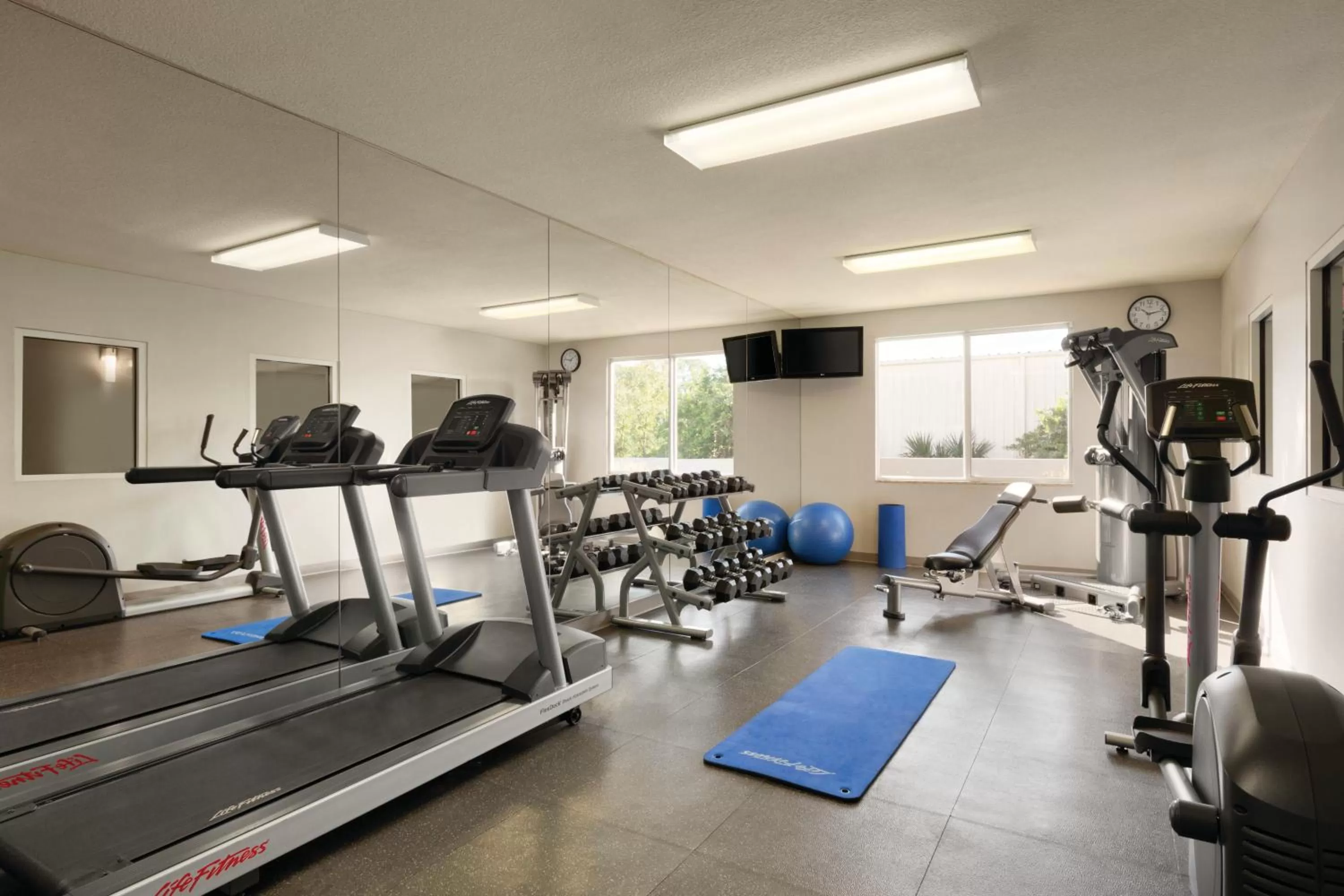 Fitness centre/facilities in Country Inn & Suites by Radisson, St Petersburg - Clearwater, FL
