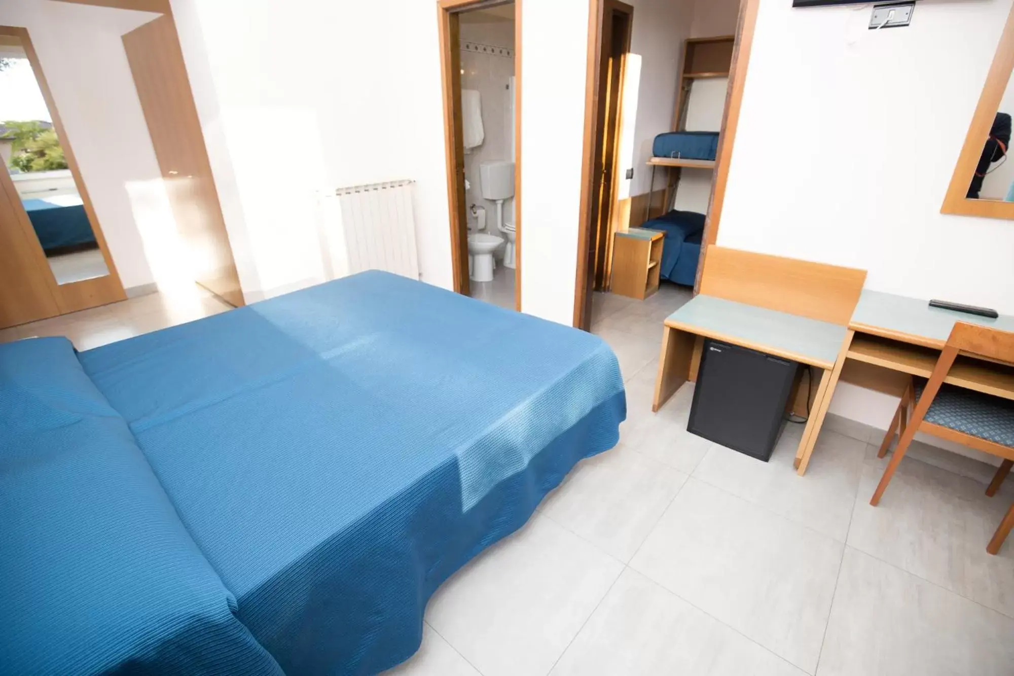 Family Room with Private Bathroom in Hotel Roma Family Room with Private Bathroom in Hotel Roma