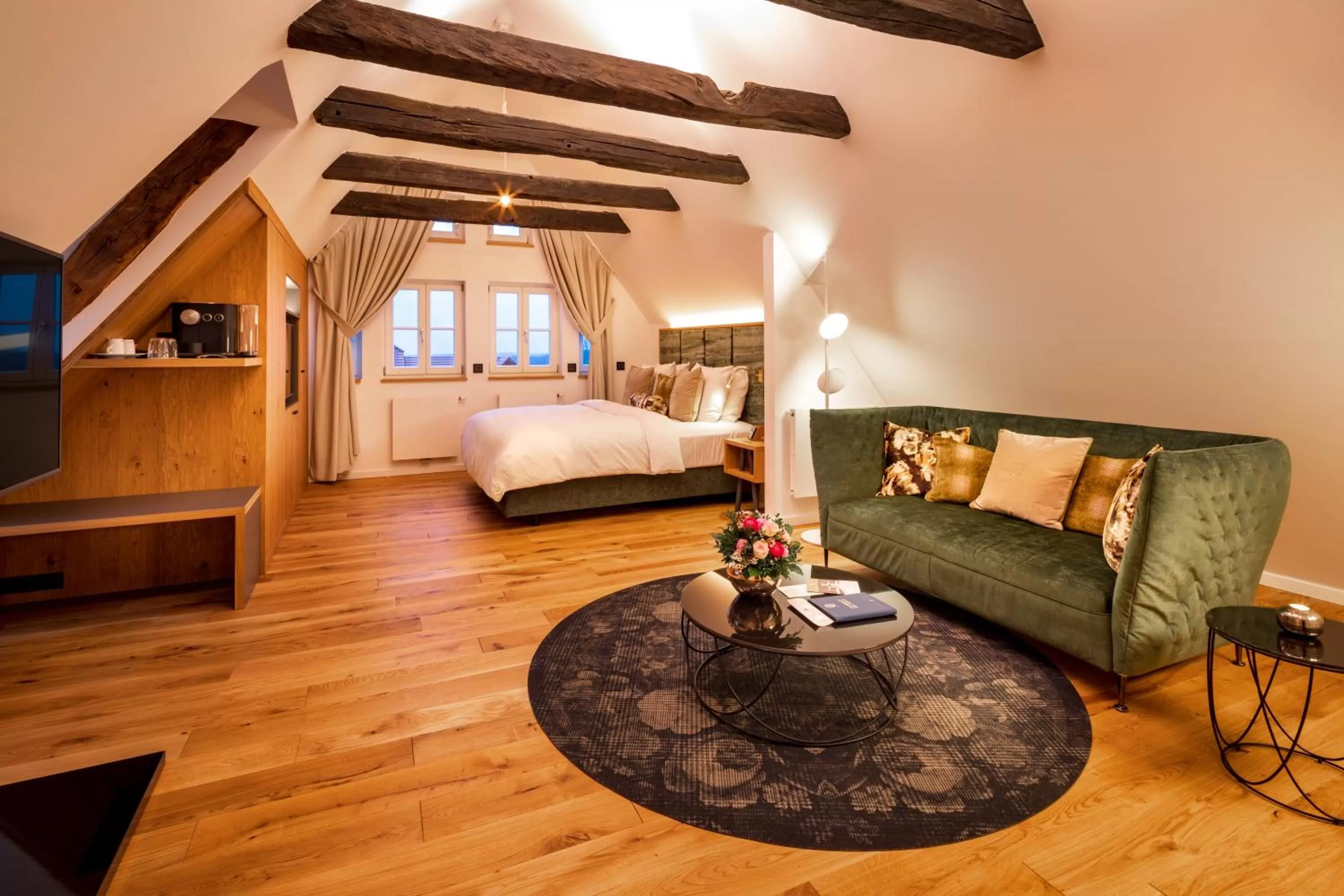 Coffee/tea facilities, Bed in Hotel Brunnenhaus Schloss Landau