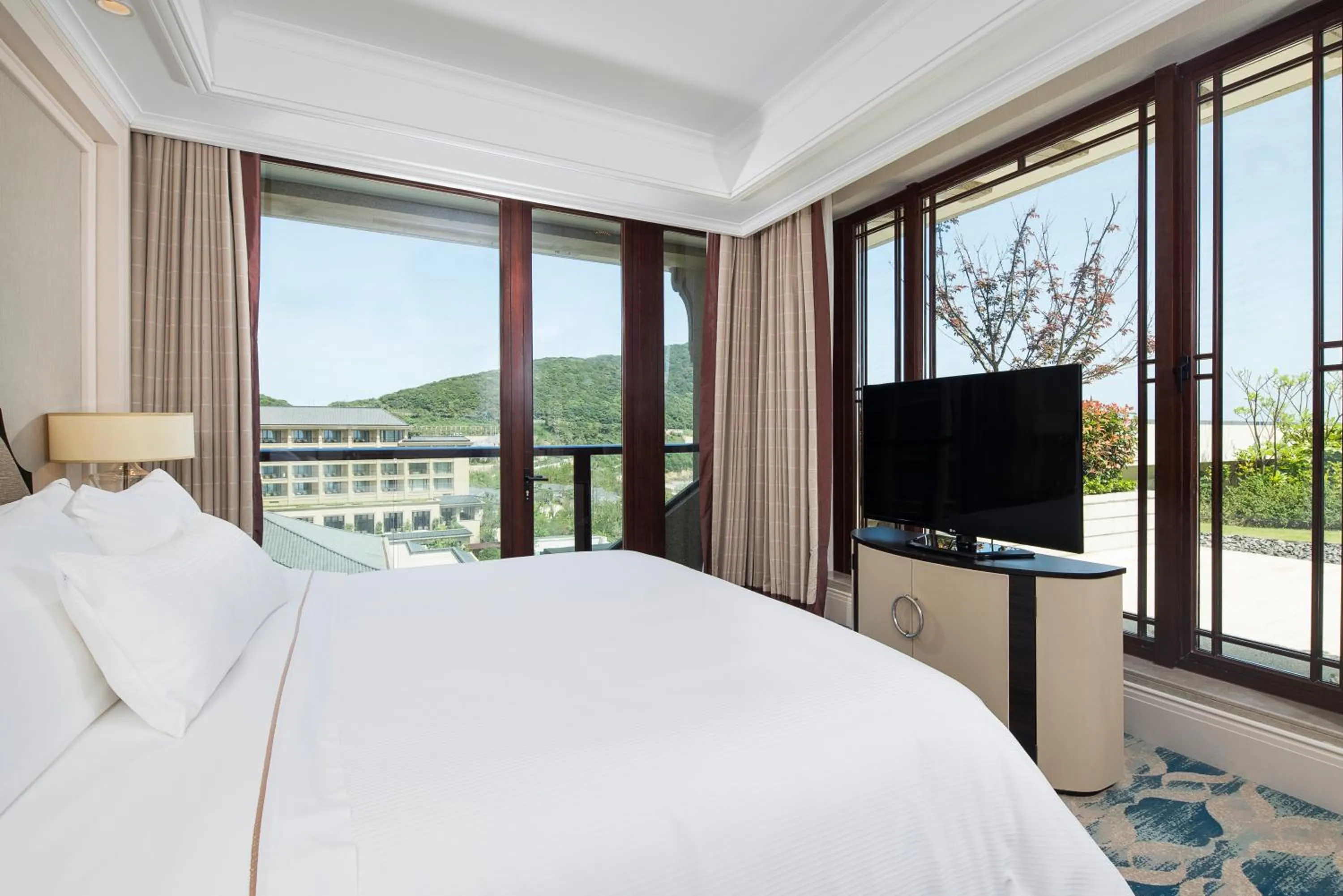 Bedroom, Bed in The Westin Zhujiajian Resort, Zhoushan