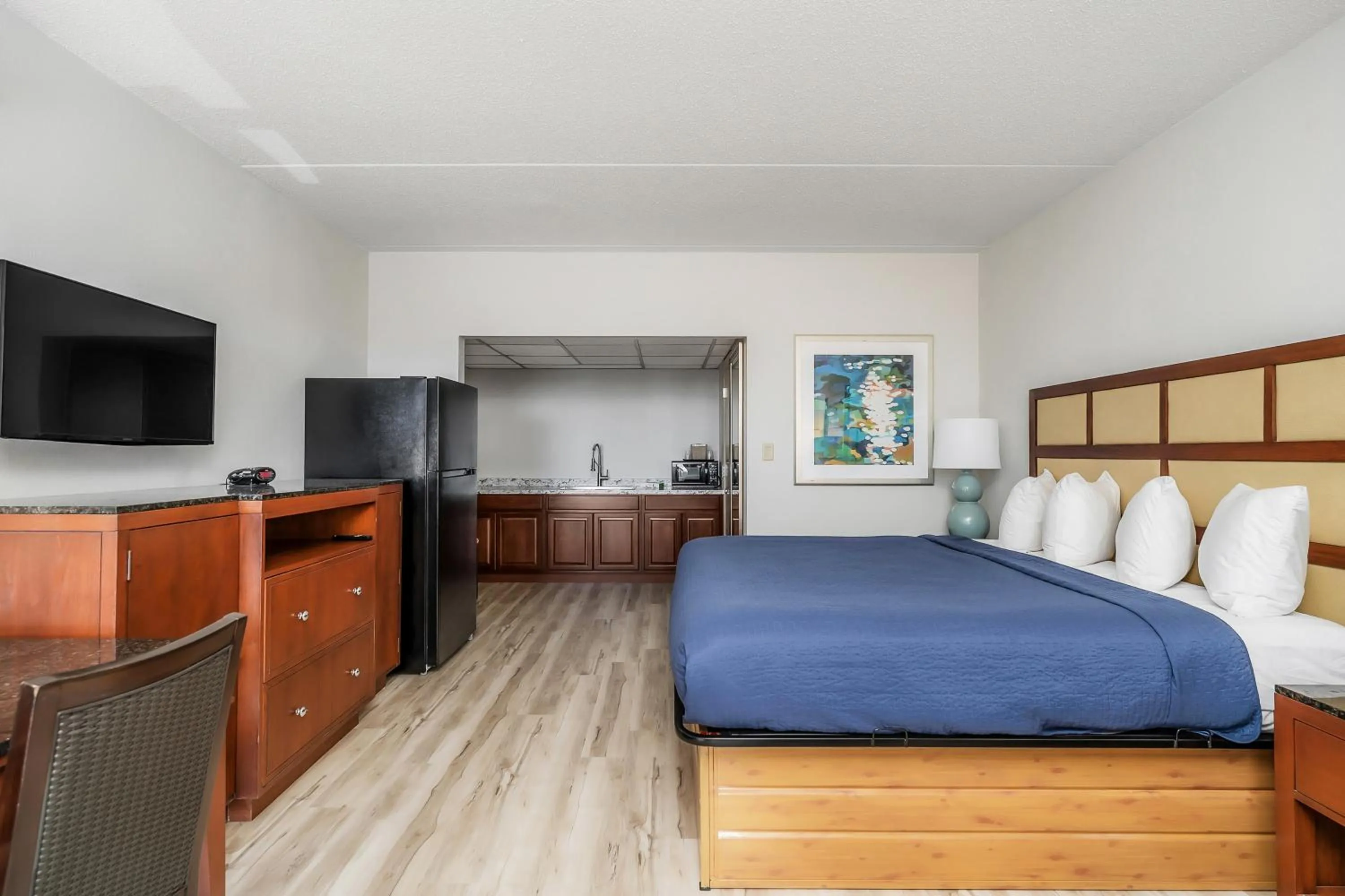 Bed, TV/Entertainment Center in Americas Best Value Inn Cookeville