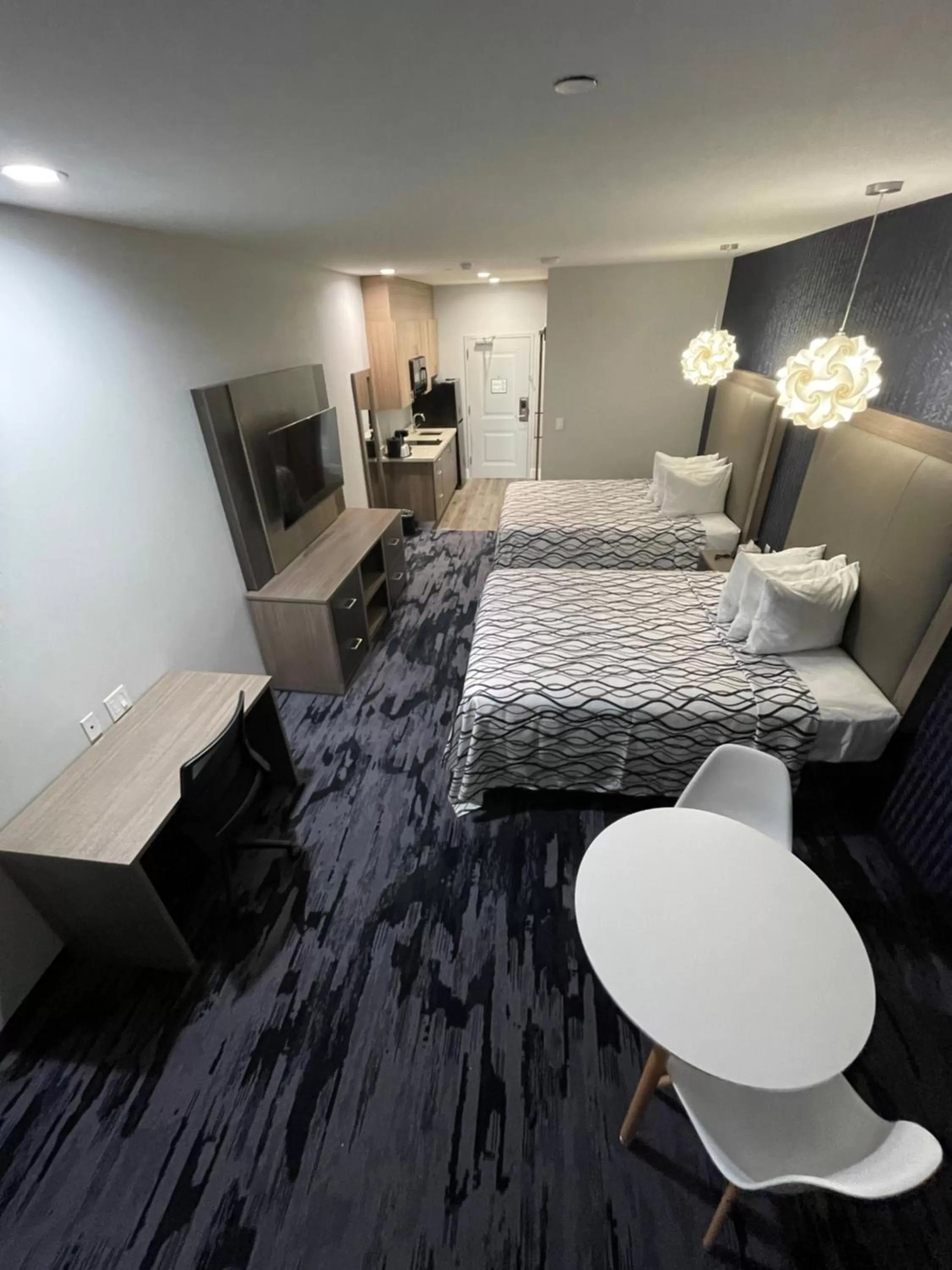 Kitchen or kitchenette, Bed in Palace Inn Blue Houston East Beltway 8