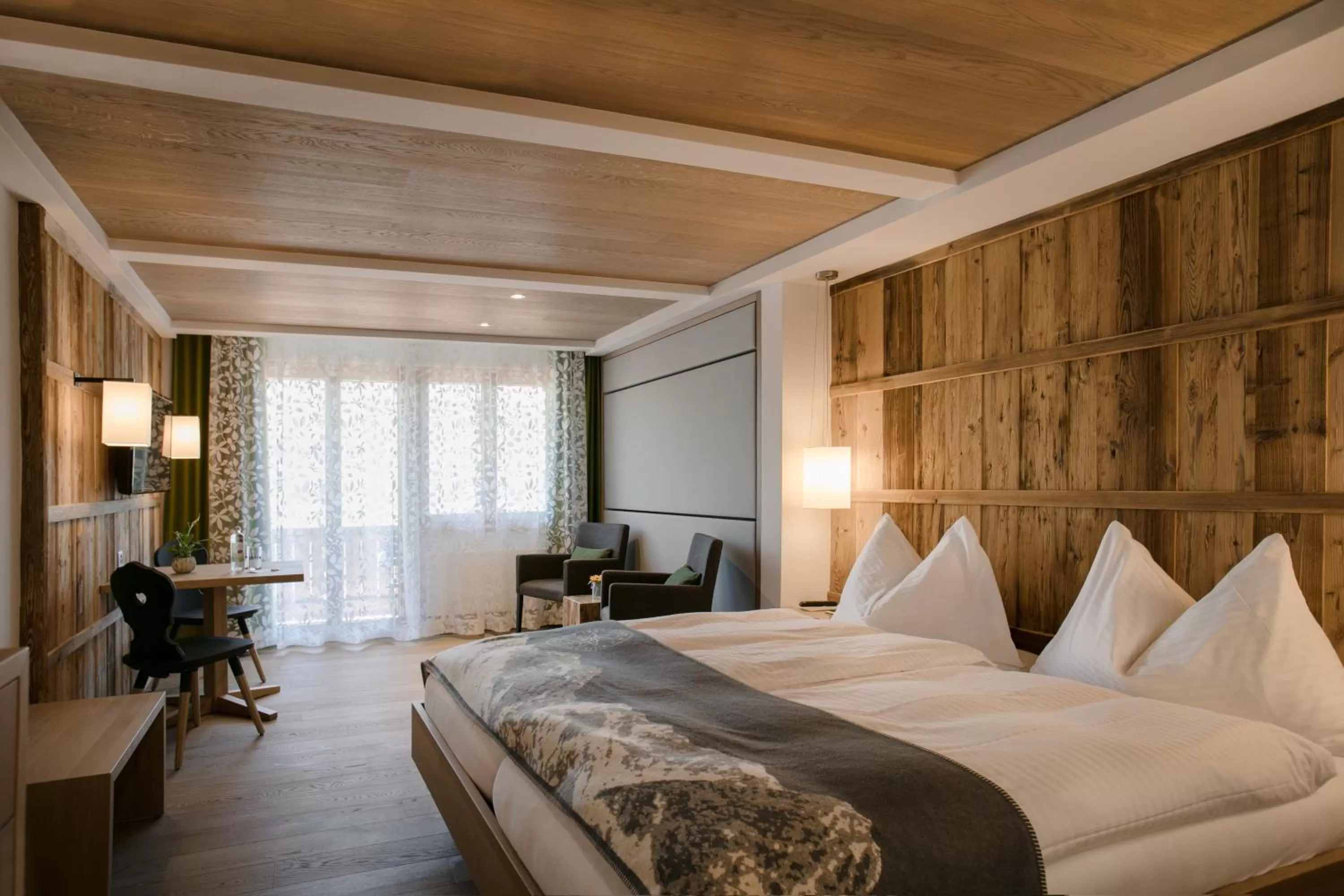 Photo of the whole room, Bed in Adler Adelboden