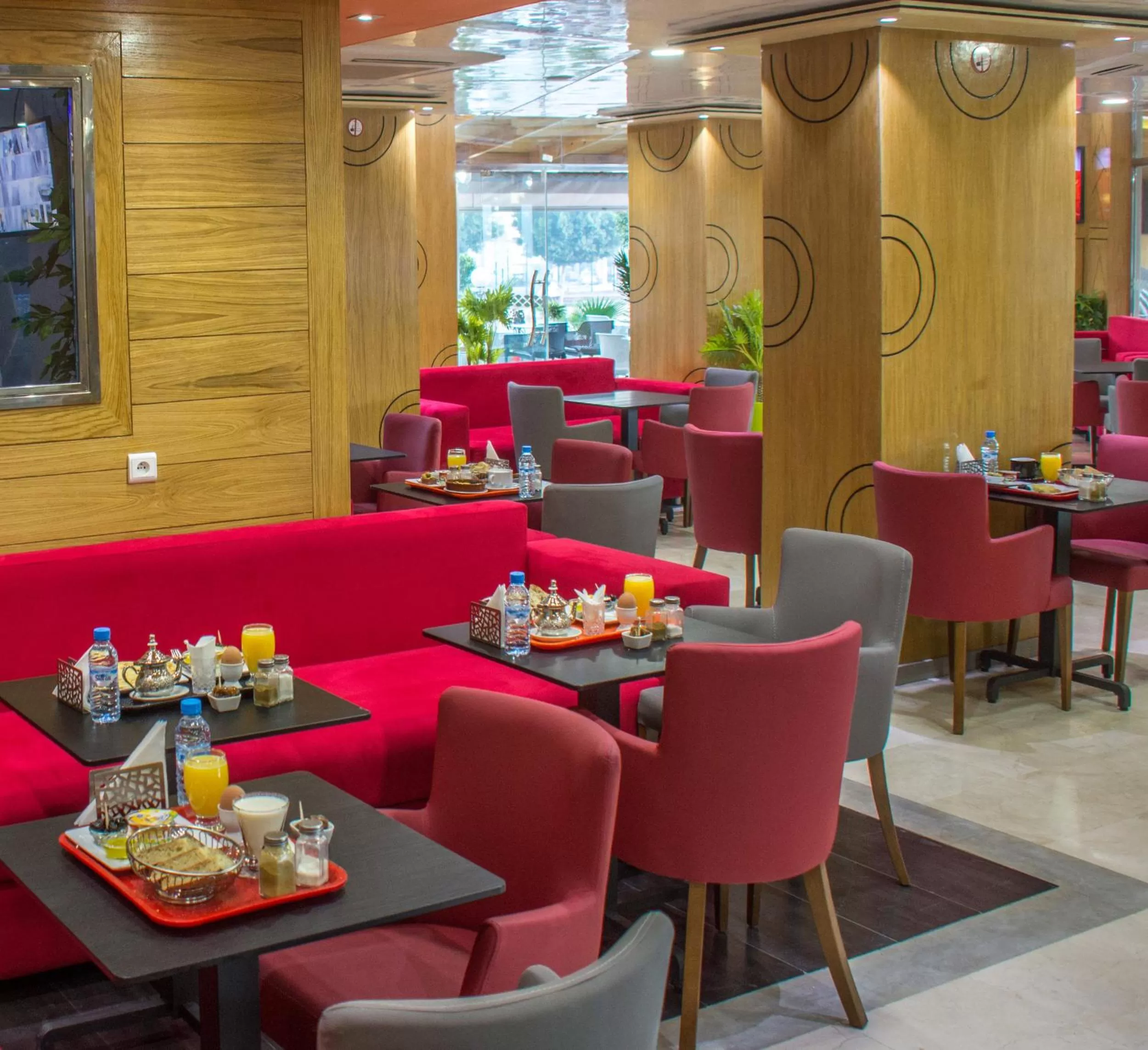 Restaurant/Places to Eat in Hôtel Hadaik Ain Asserdoune