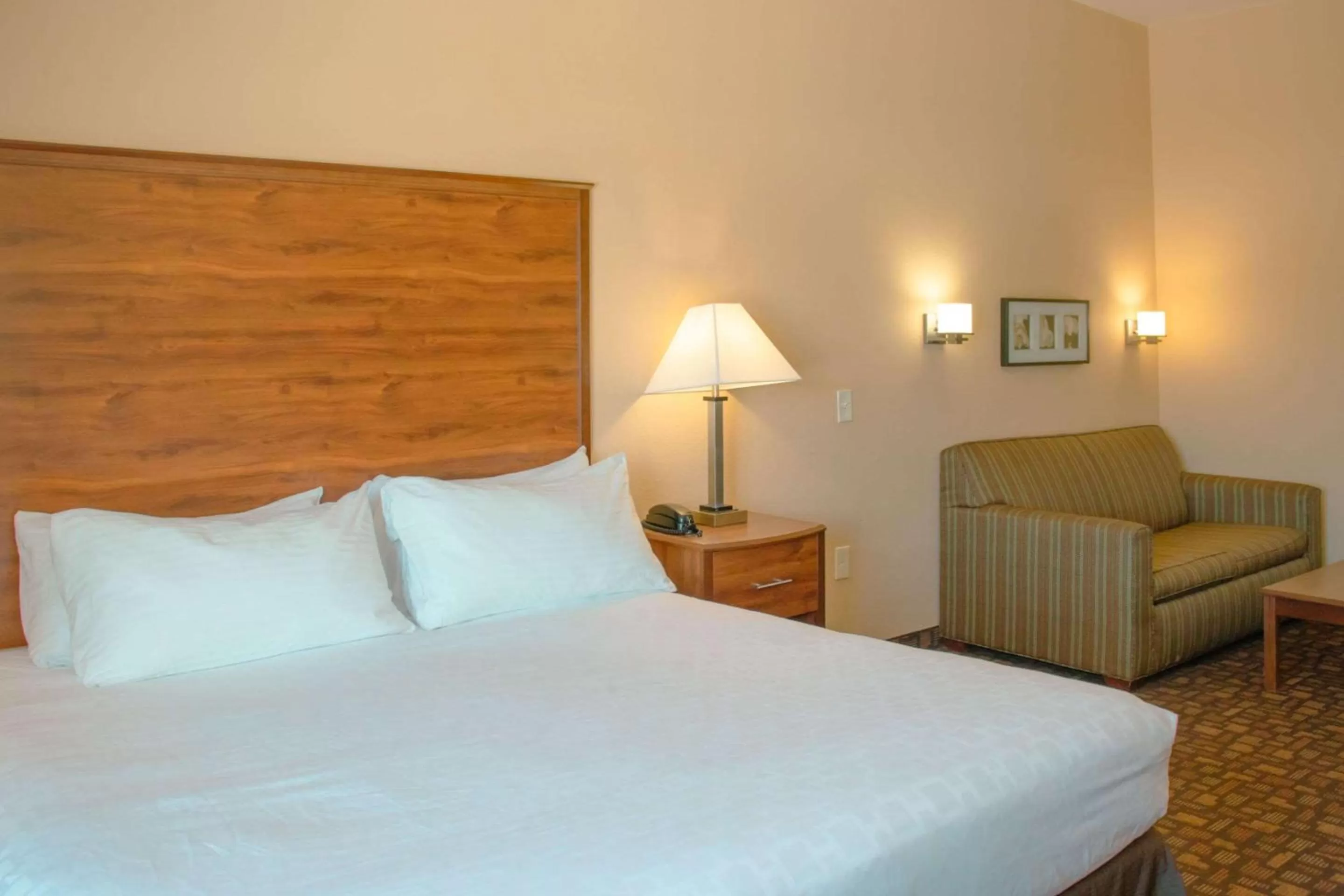 Bedroom, Bed in Grand Forks Lodge and Suites