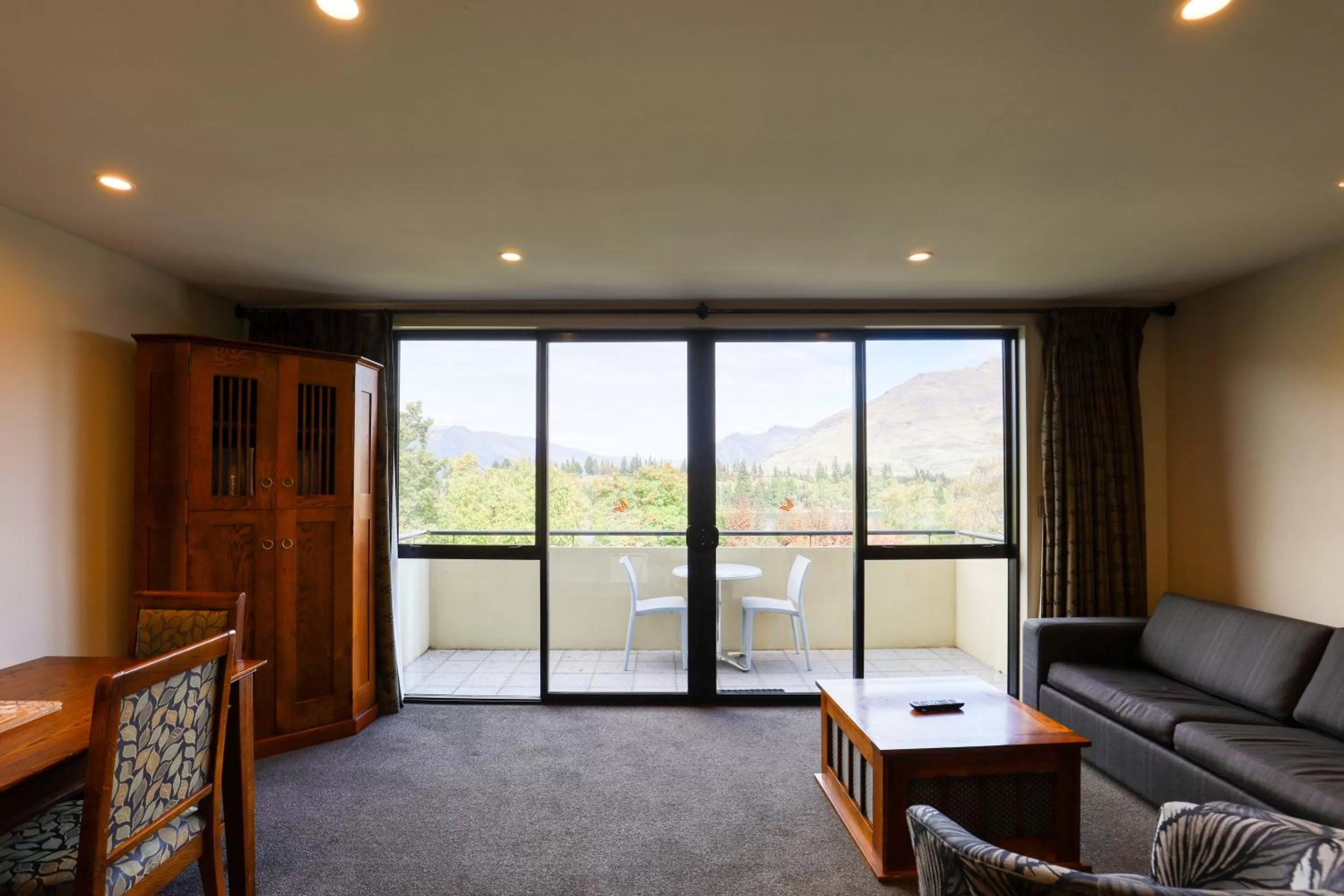 Living room in Garden Court Suites & Apartments