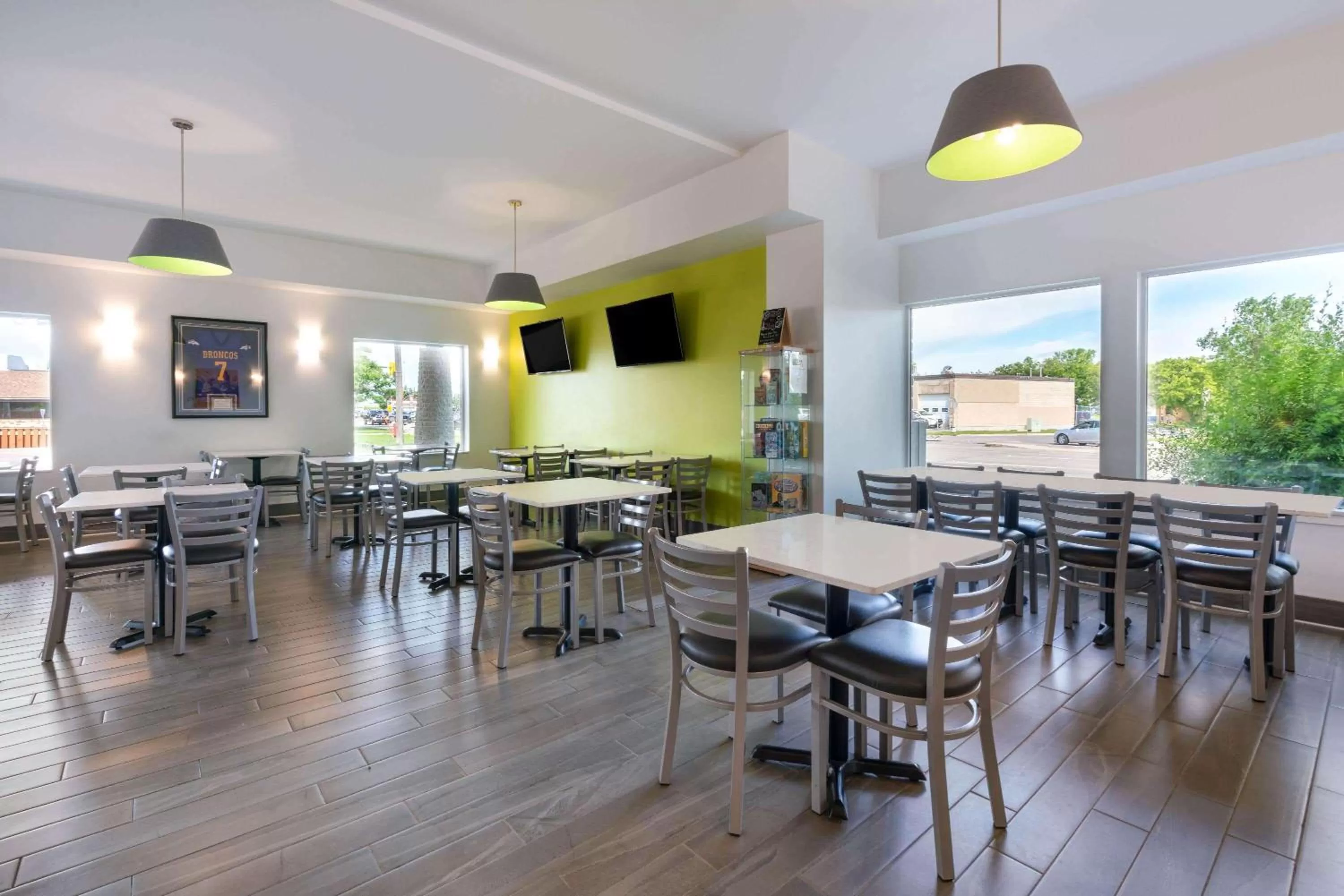 Restaurant/places to eat in Super 8 by Wyndham Winnipeg West