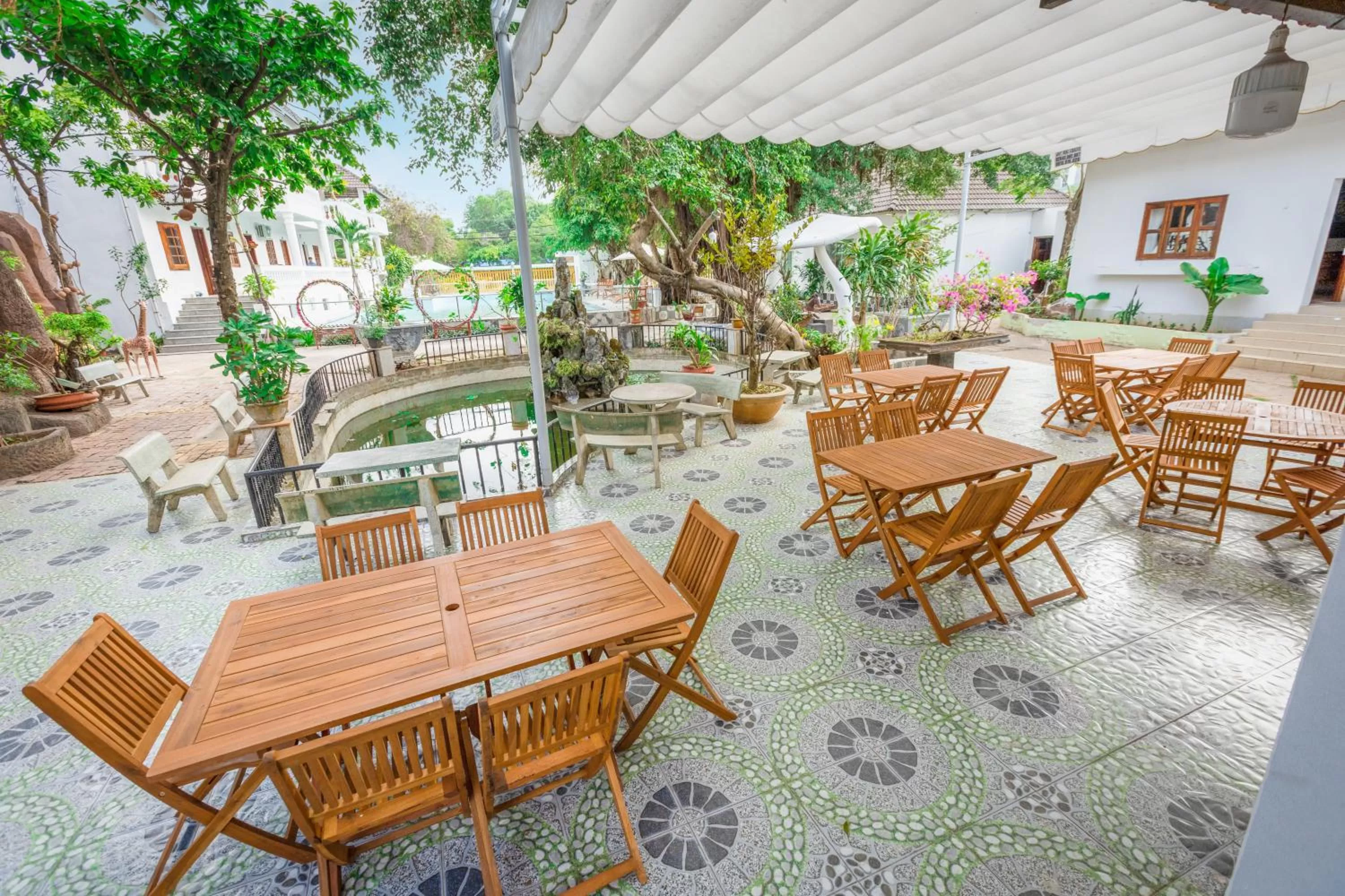 Restaurant/places to eat in Caroline Resort