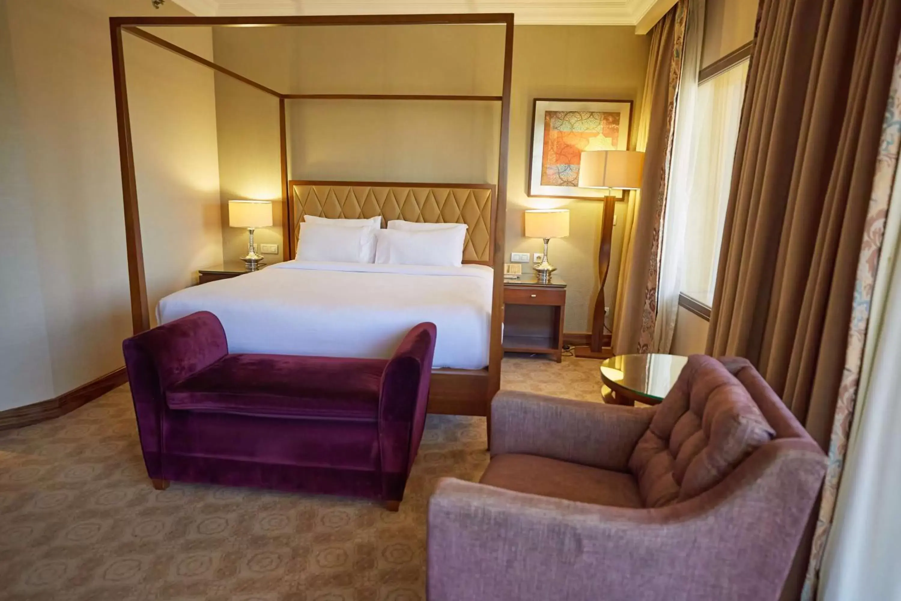 One-Bedroom King Suite with Pool View in Hilton Alexandria King's Ranch Hotel One-Bedroom King Suite with Pool View in Hilton Alexandria King's Ranch Hotel