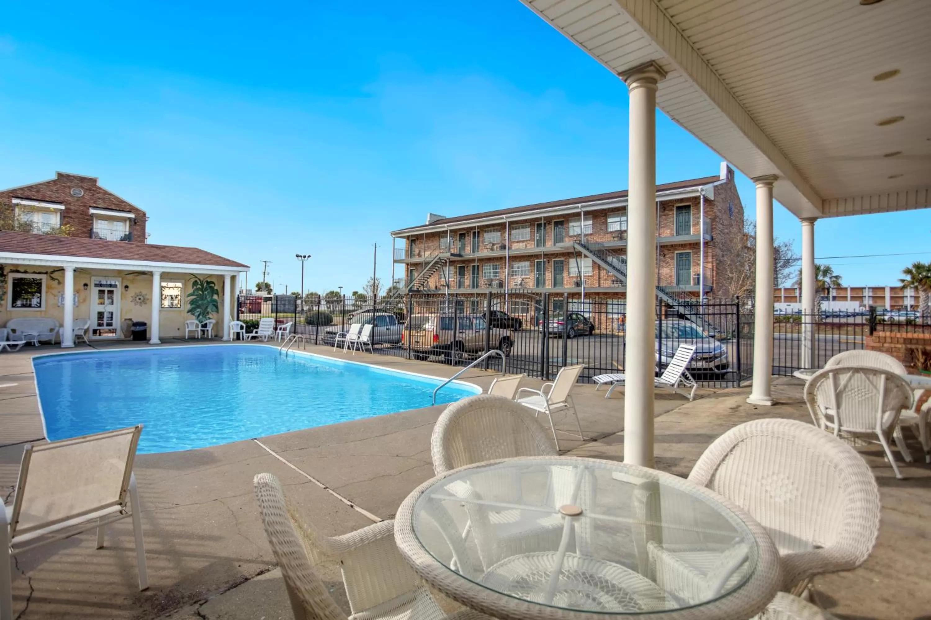 Swimming pool in Edgewater Inn - Biloxi Beach