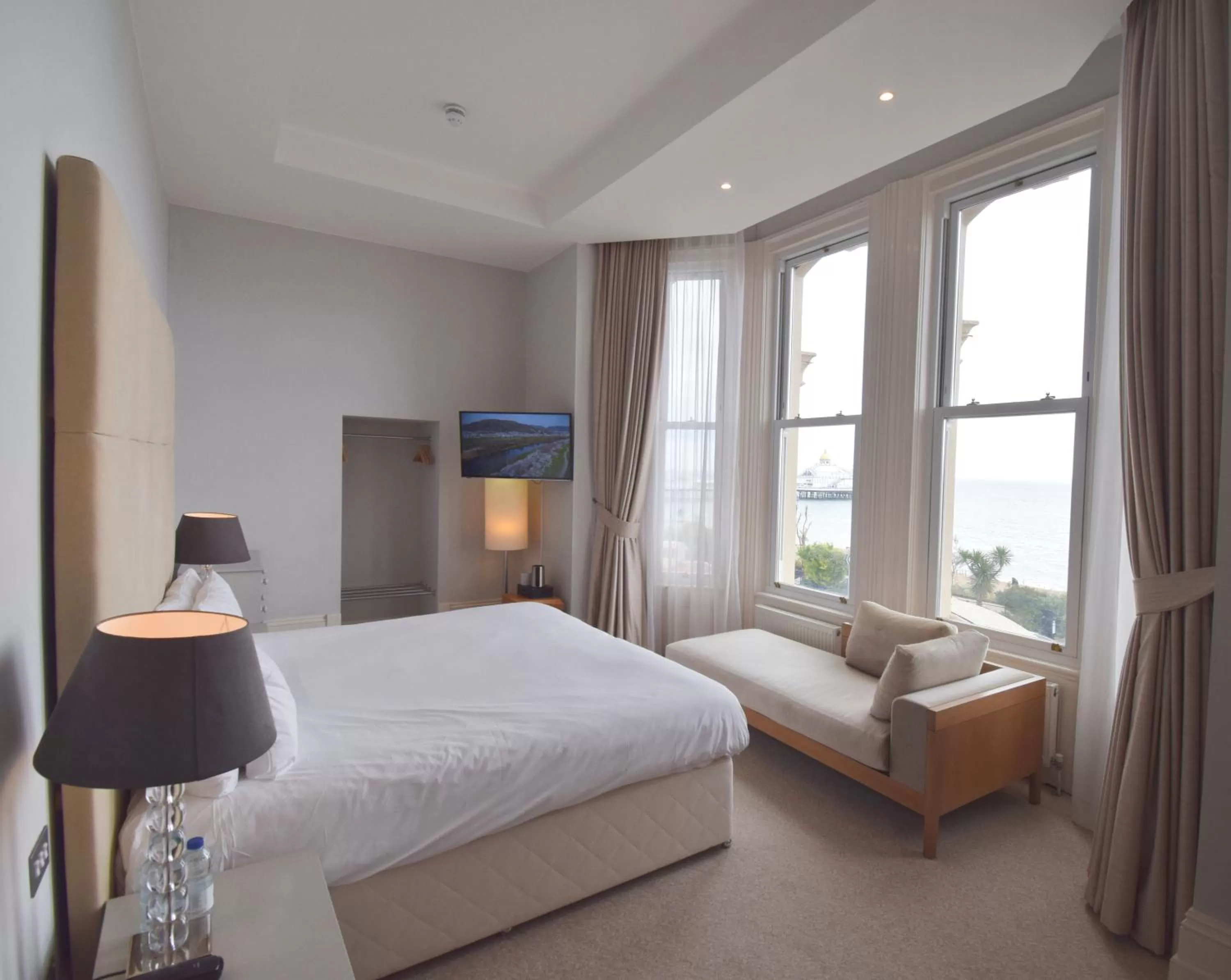 Toilet, Bed in The Chatsworth Hotel