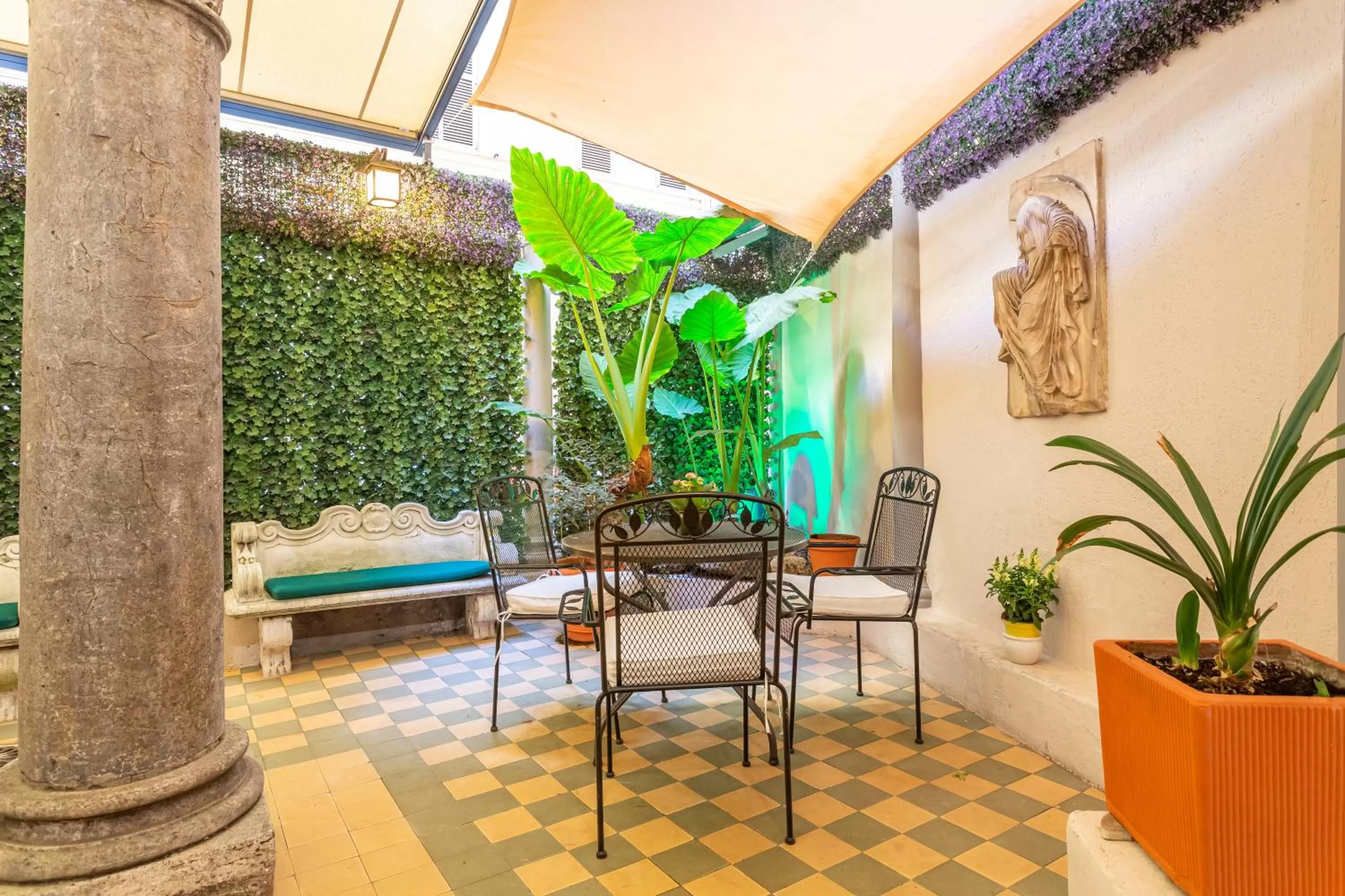 Patio in Hotel Medici